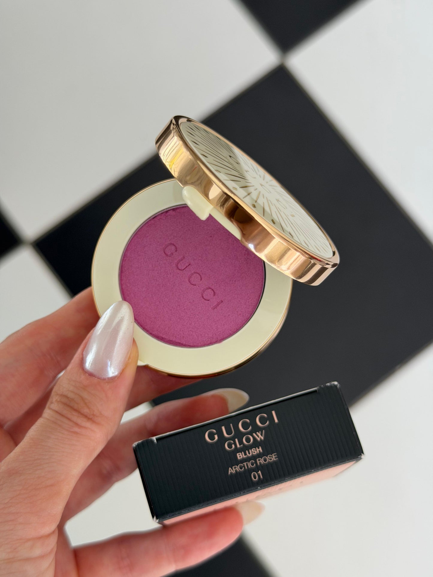 GUCCI Glow Blush (01)
Radiant Silky Luminous Color