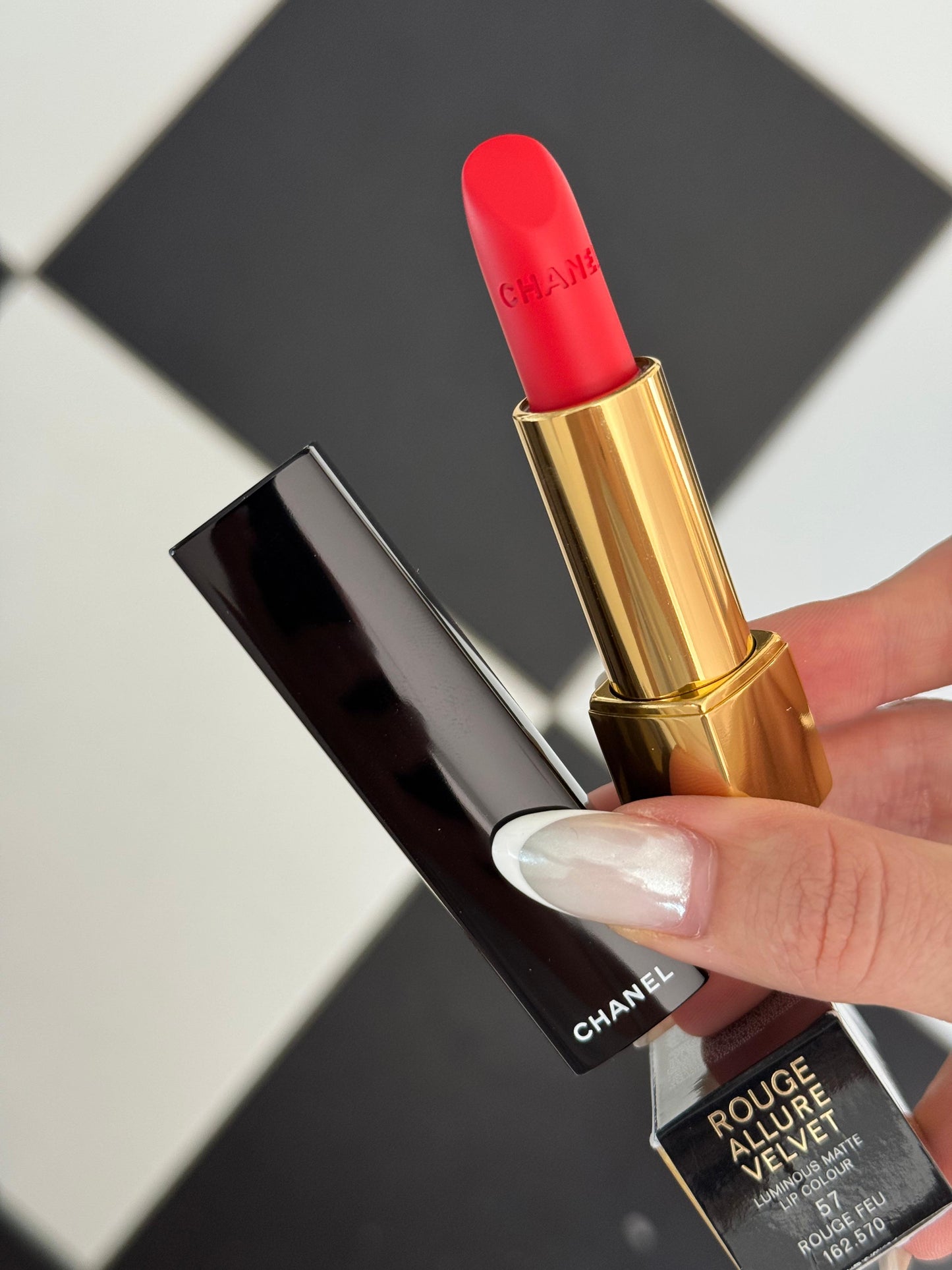 CHANEL Rouge Allure Velvet (57)
Luminous Matte Lipstick