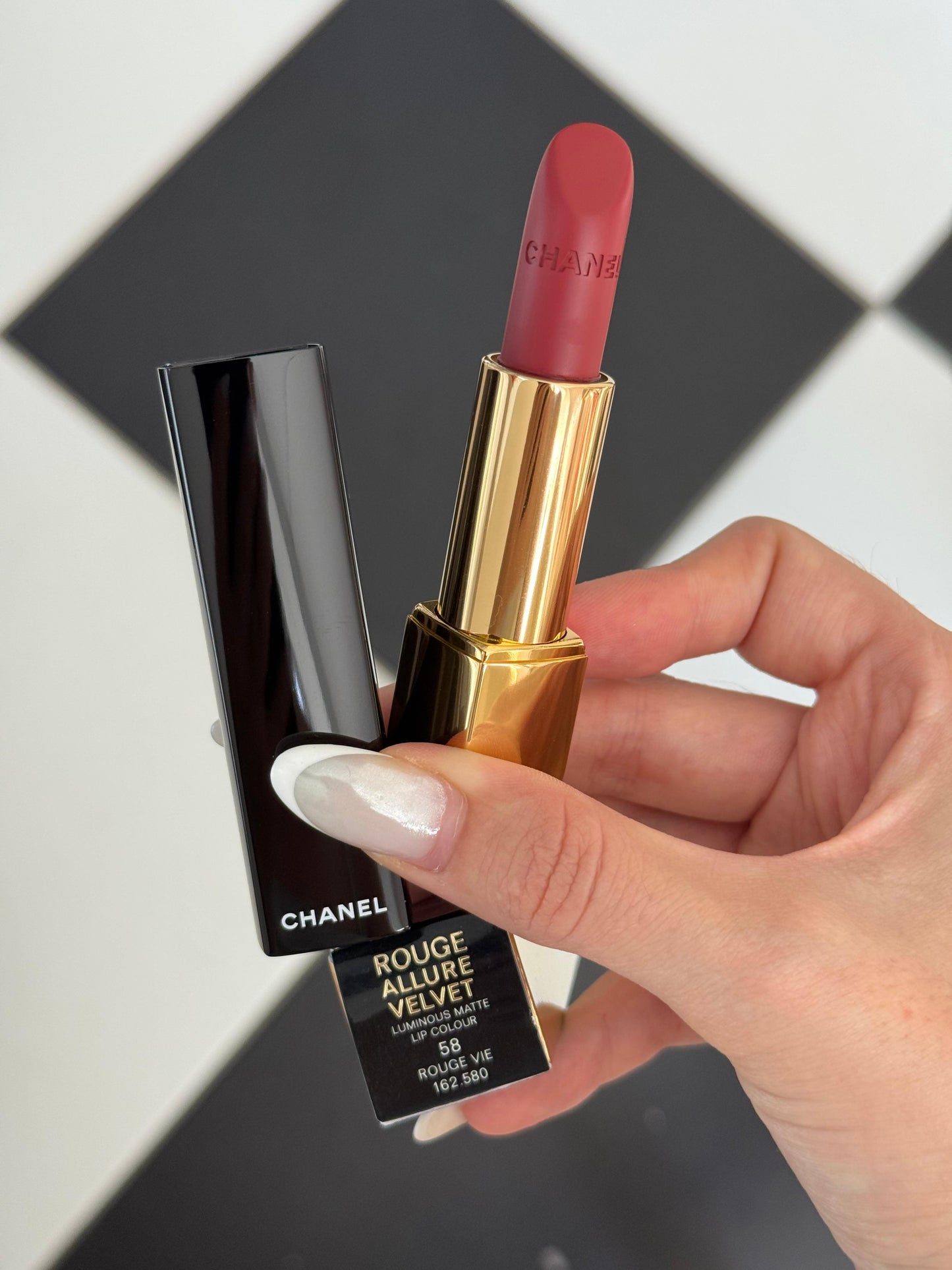 CHANEL Rouge Allure Velvet (58)
Luminous Matte Lipstick