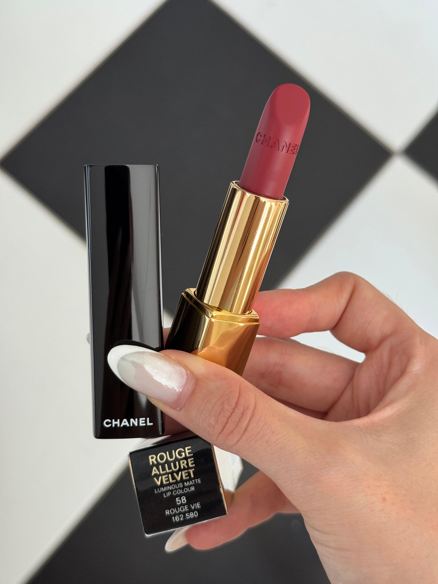CHANEL Rouge Allure Velvet (58)
Luminous Matte Lipstick