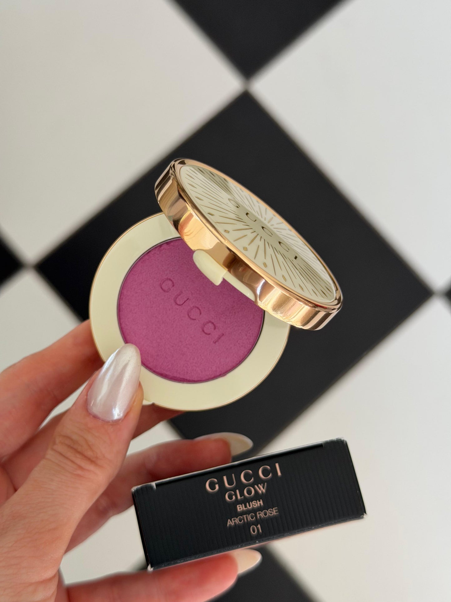 GUCCI Glow Blush (01)
Radiant Silky Luminous Color