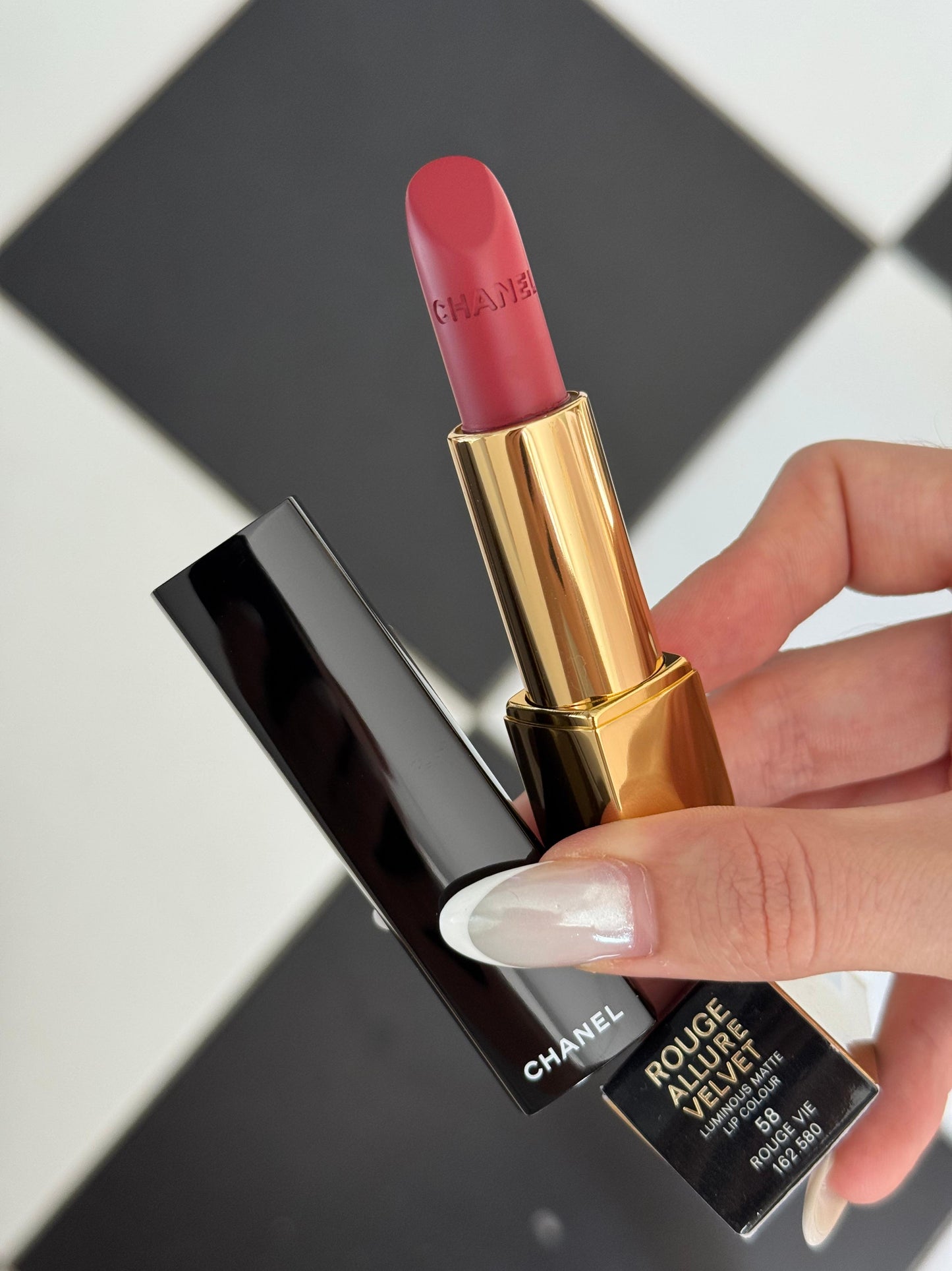 CHANEL Rouge Allure Velvet (58)
Luminous Matte Lipstick
