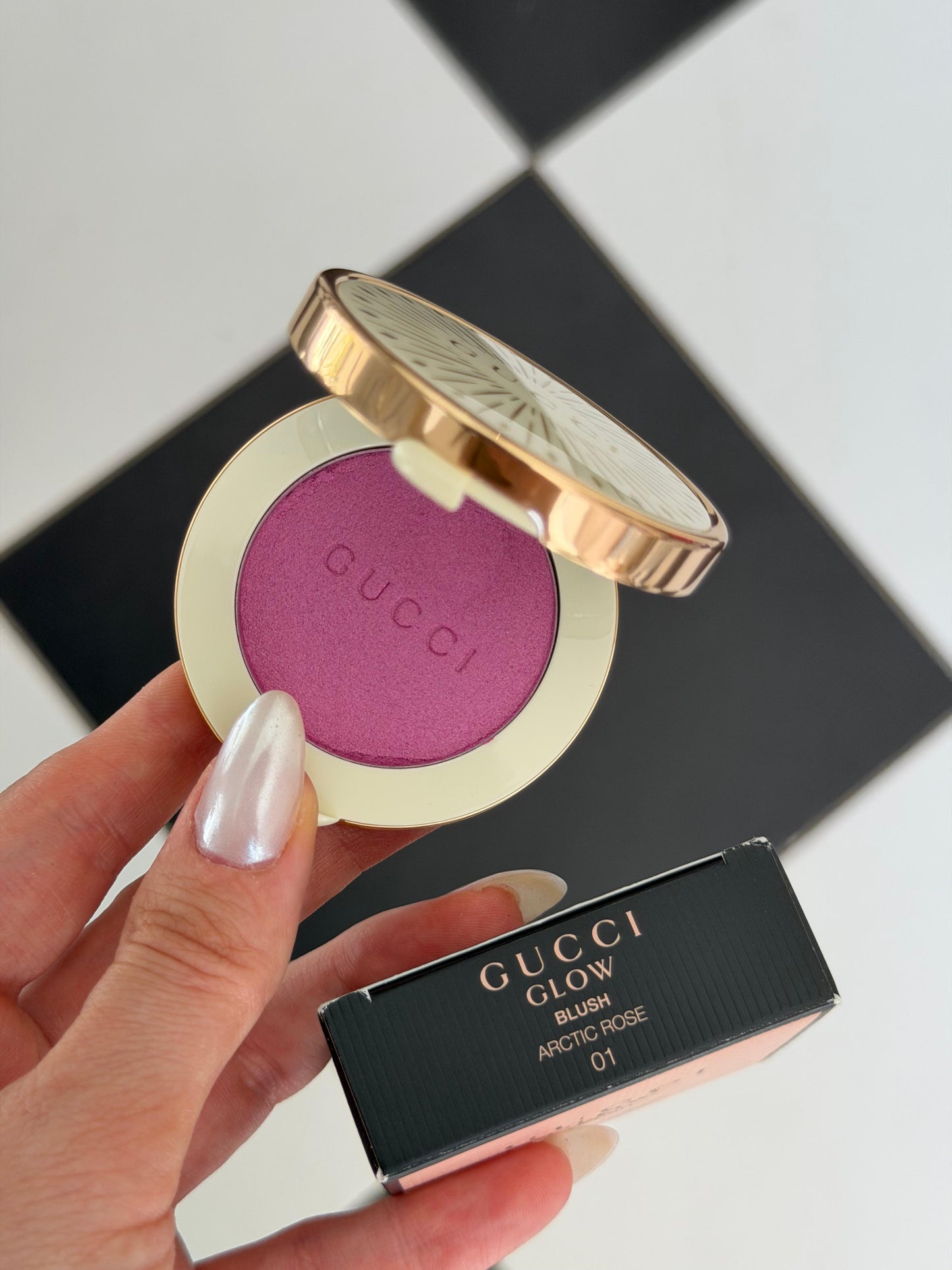 GUCCI Glow Blush (01)
Radiant Silky Luminous Color