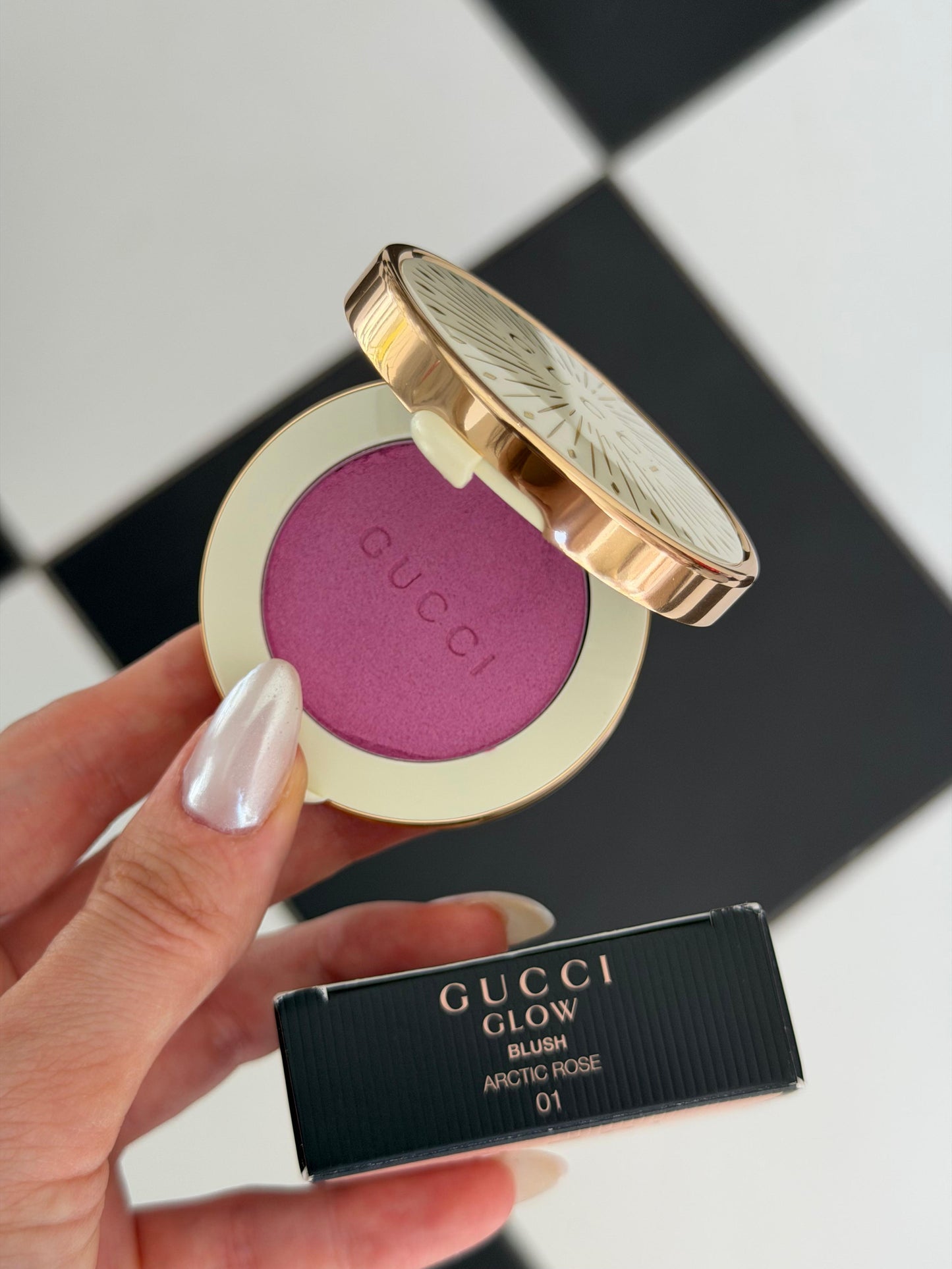 GUCCI Glow Blush (01)
Radiant Silky Luminous Color