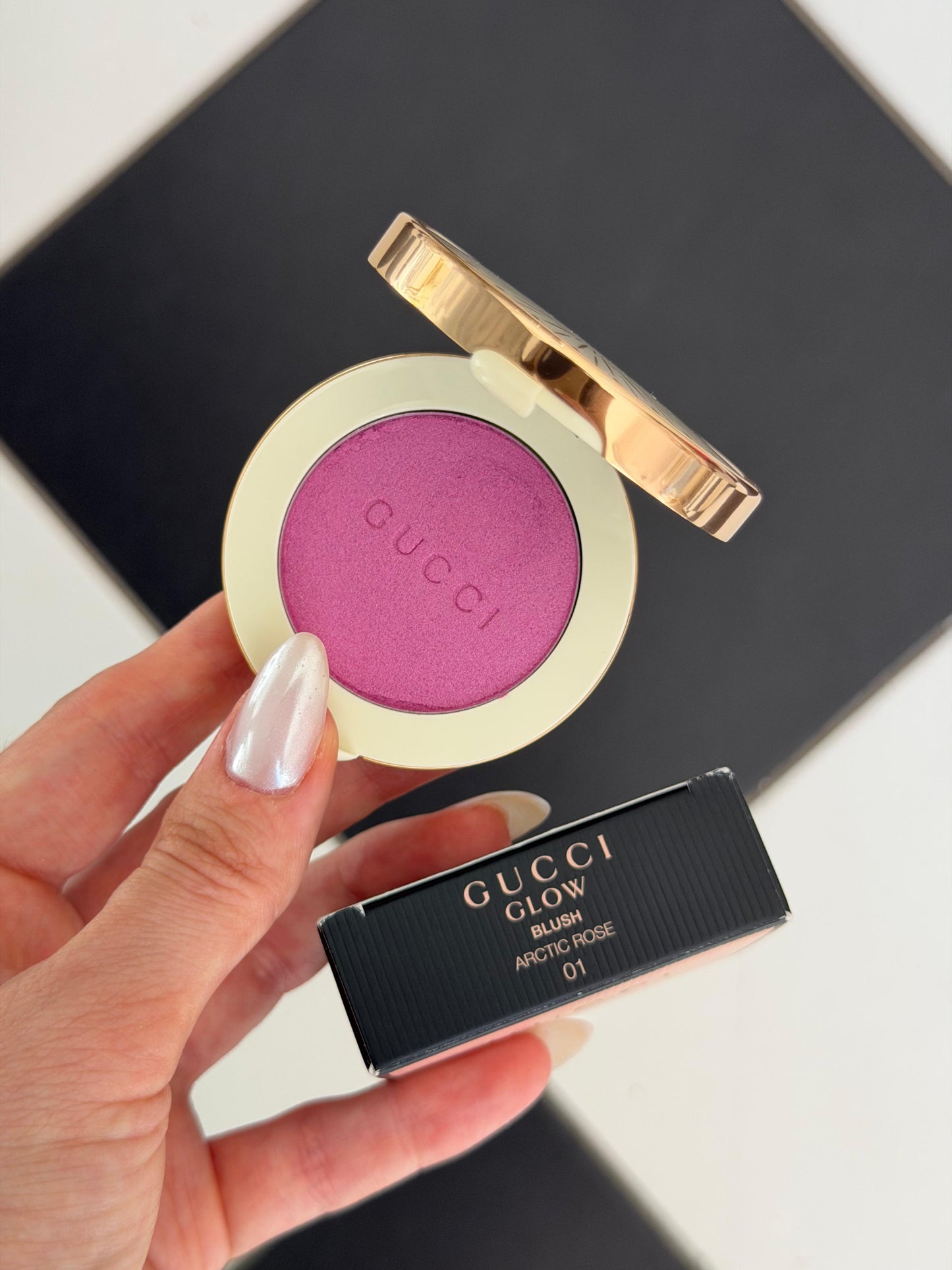 GUCCI Glow Blush (01)
Radiant Silky Luminous Color