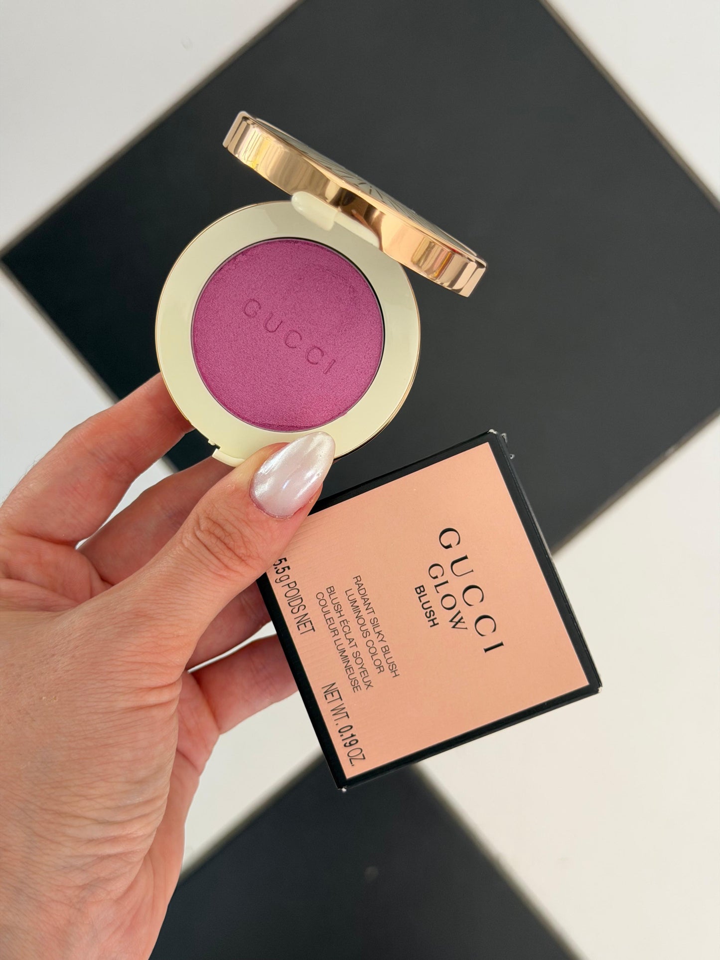 GUCCI Glow Blush (01)
Radiant Silky Luminous Color