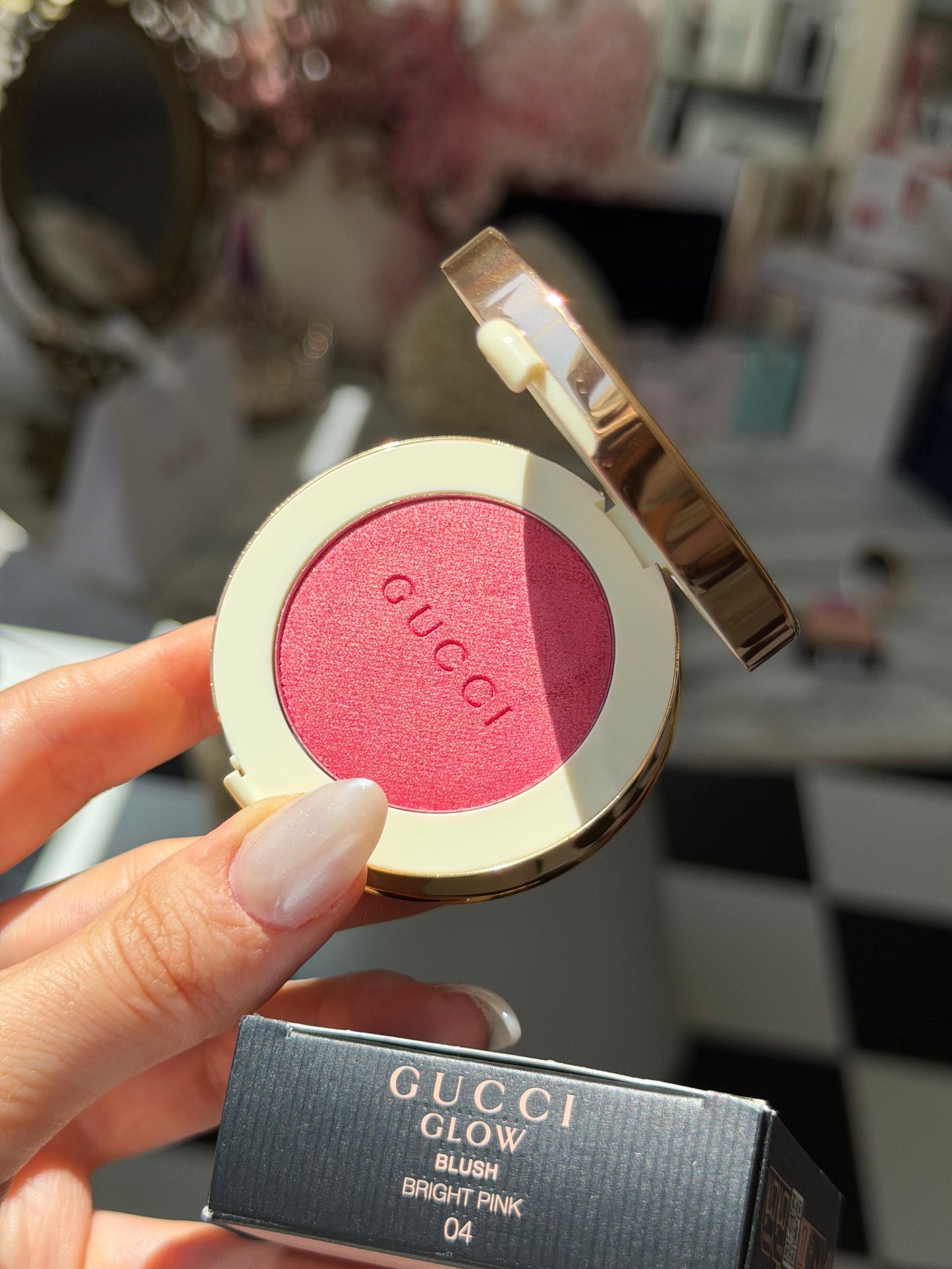 GUCCI Glow Blush (04)
Radiant Silky Luminous Color