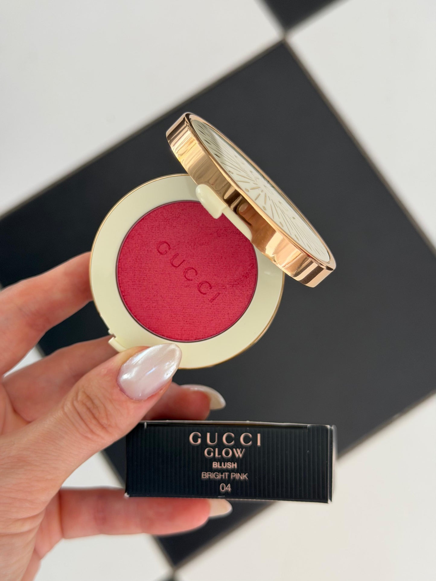 GUCCI Glow Blush (04)
Radiant Silky Luminous Color