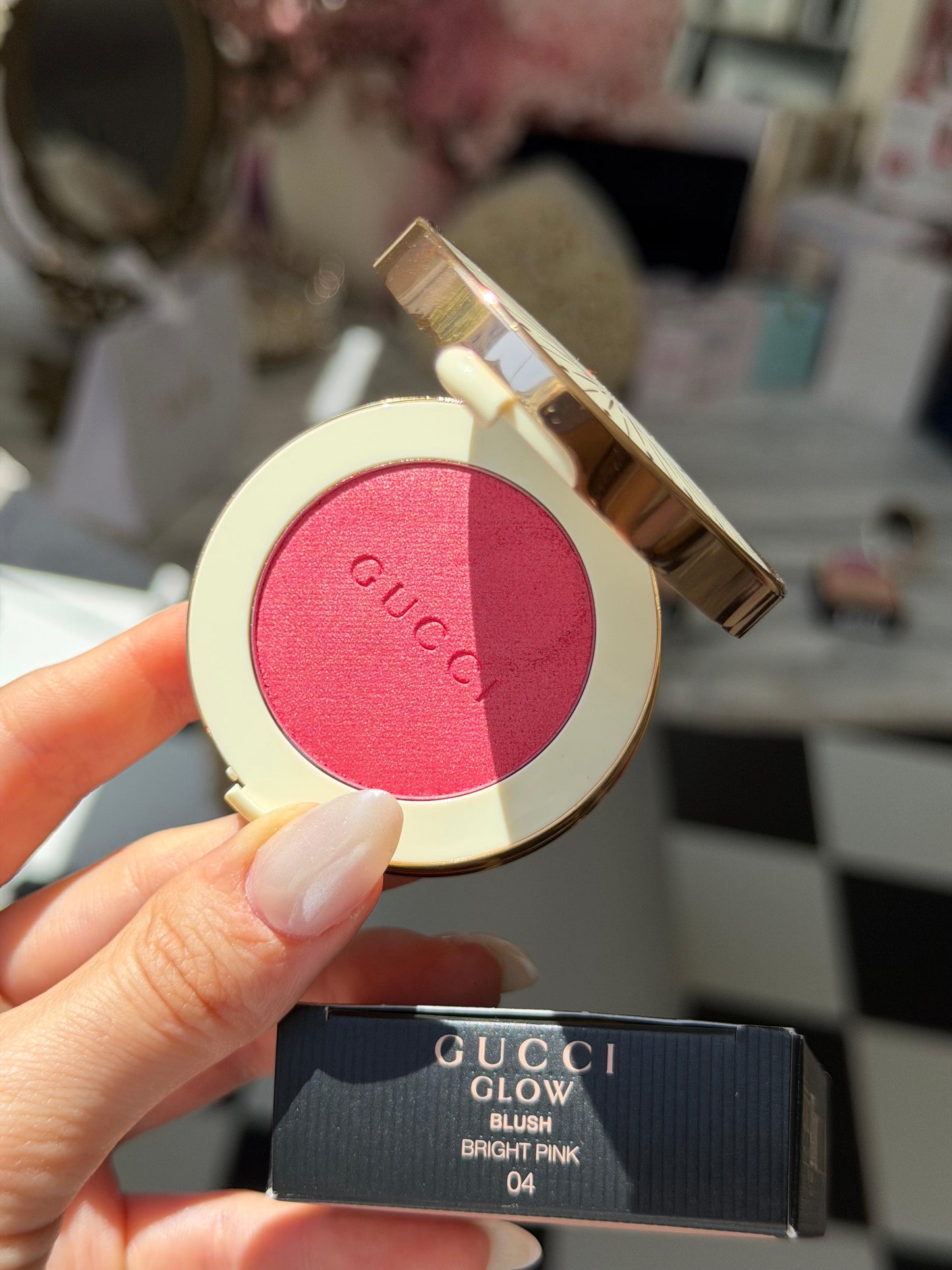 GUCCI Glow Blush (04)
Radiant Silky Luminous Color