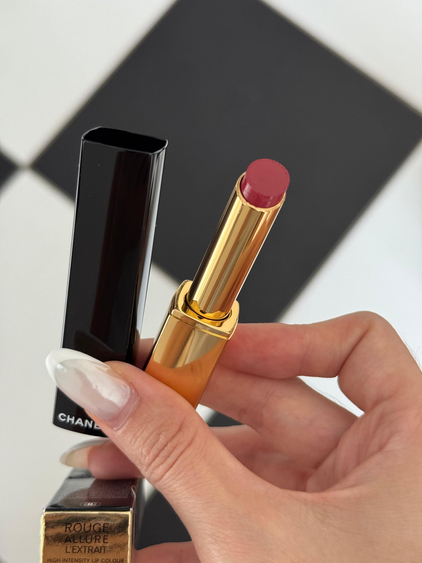 CHANEL Rouge Allure L’Extrait
High-Intensity Lipstick (818) - Concentrated Radiance and Care