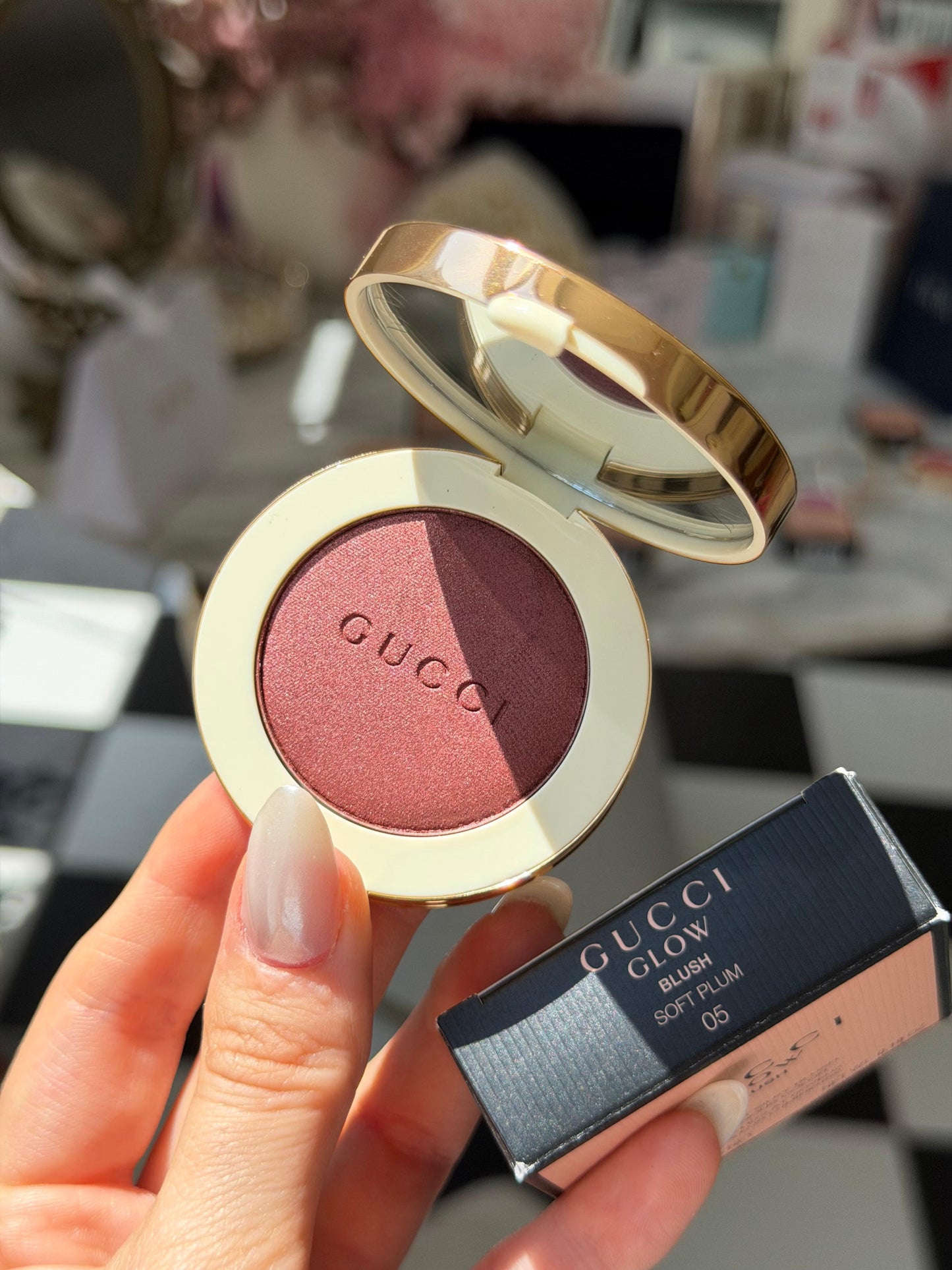 GUCCI Glow Blush (05)
Radiant Silky Luminous Color
