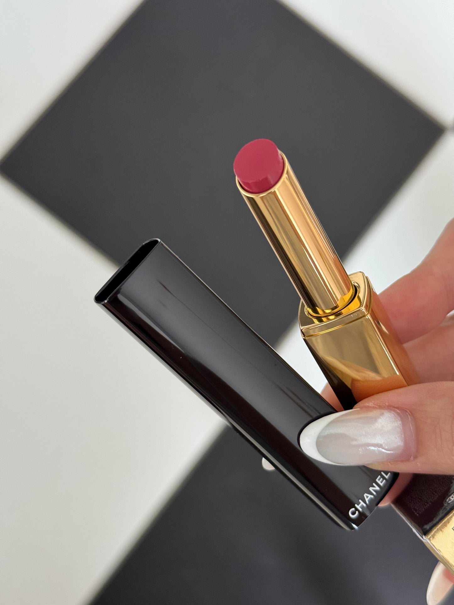 CHANEL Rouge Allure L’Extrait
High-Intensity Lipstick (822) - Concentrated Radiance and Care