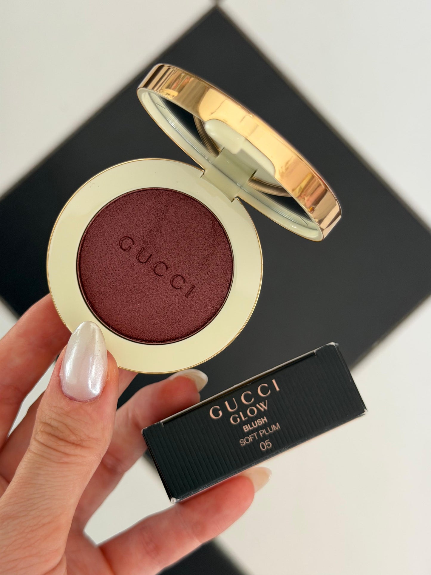 GUCCI Glow Blush (05)
Radiant Silky Luminous Color