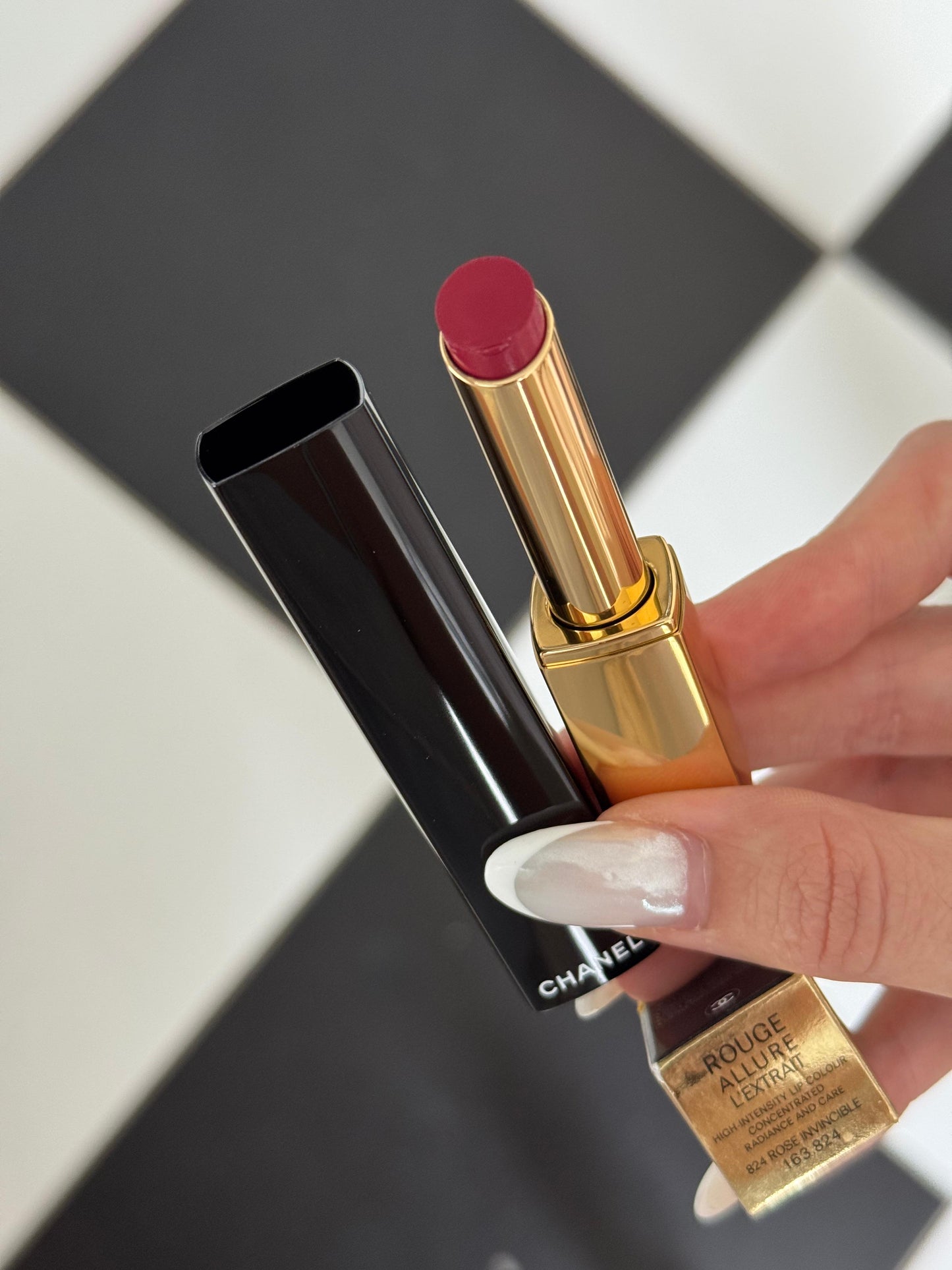 CHANEL Rouge Allure L’Extrait
High-Intensity Lipstick (824) - Concentrated Radiance and Care