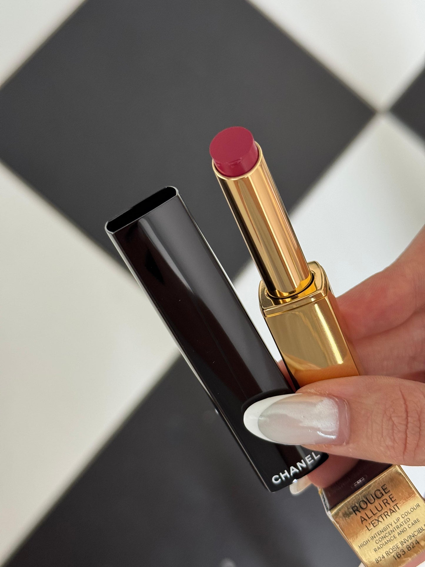 CHANEL Rouge Allure L’Extrait
High-Intensity Lipstick (824) - Concentrated Radiance and Care