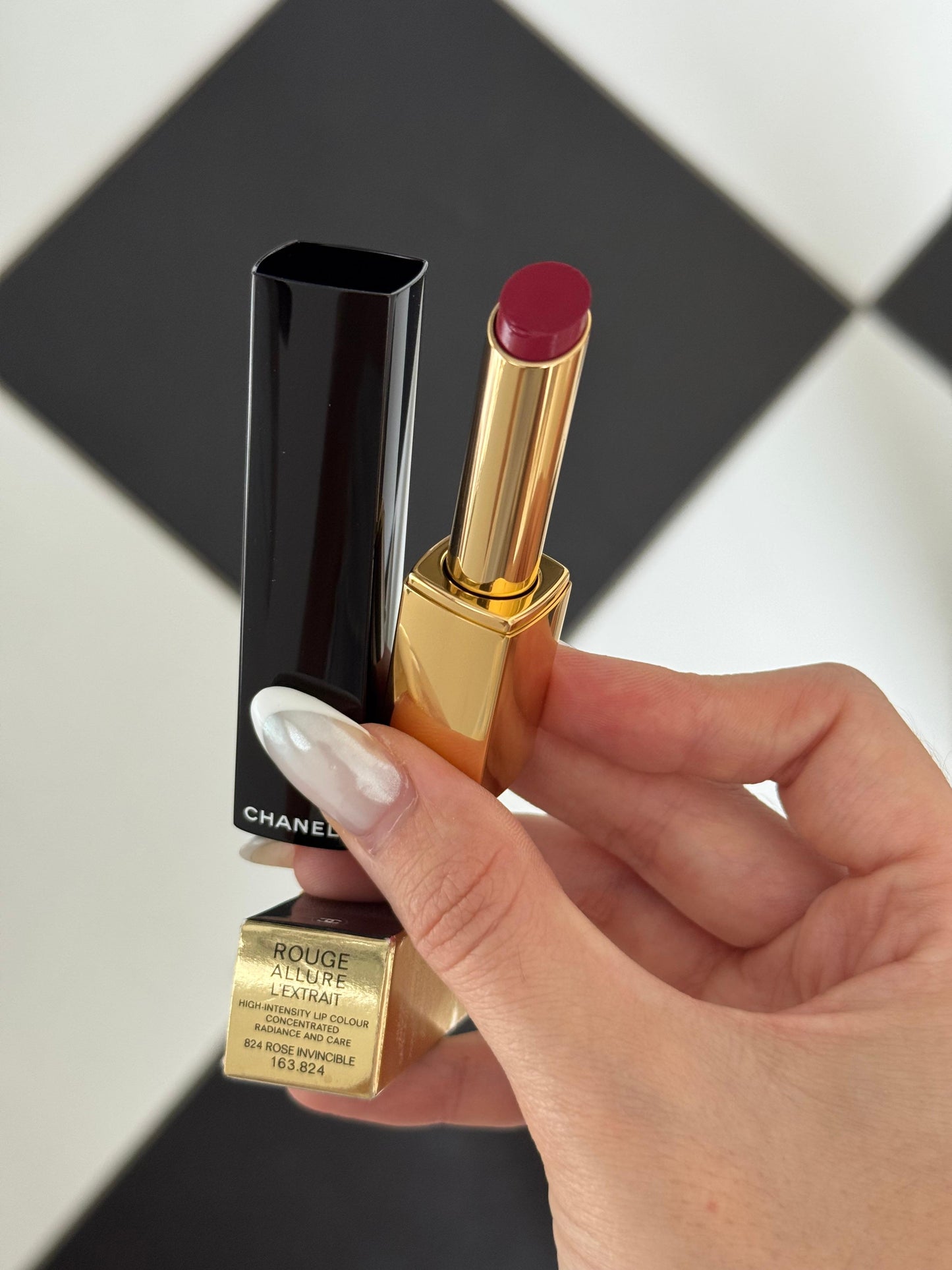 CHANEL Rouge Allure L’Extrait
High-Intensity Lipstick (824) - Concentrated Radiance and Care