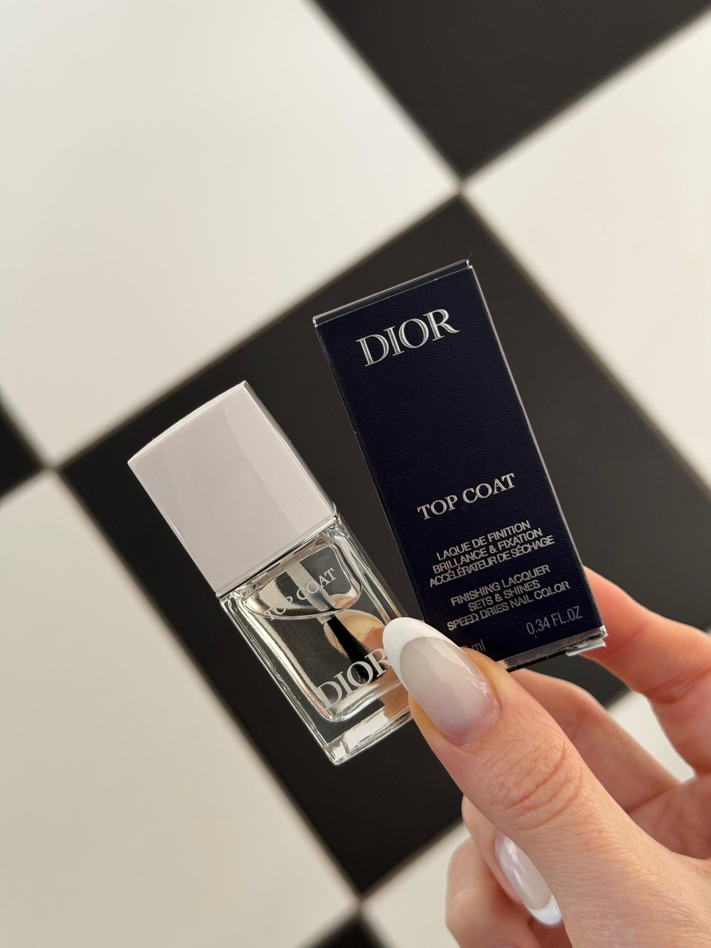 DIOR Top Coat
Finishing Lacquer - Sets and Shines - Speed-Dries Nail Color
