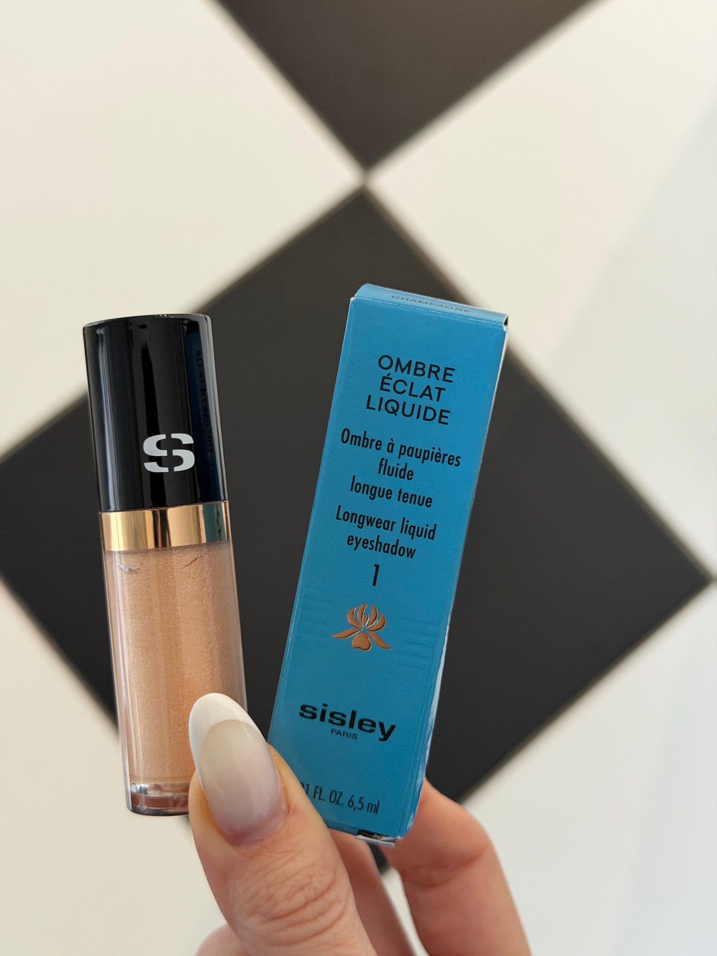 SISLEY Ombre Éclat Longwear Liquide Eyeshadow (1)