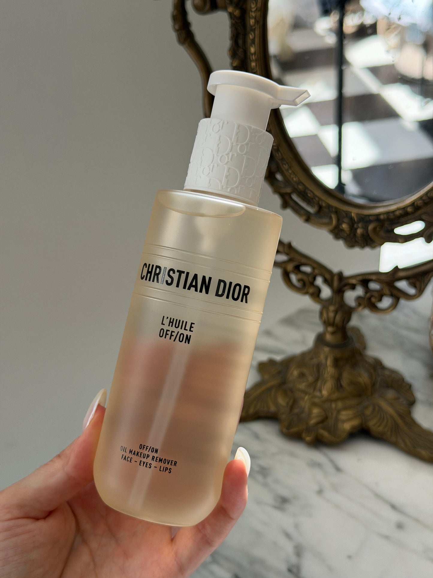 DIOR L’Huile Off-On Oil Makeup Remover
Face, Eyes And Lips