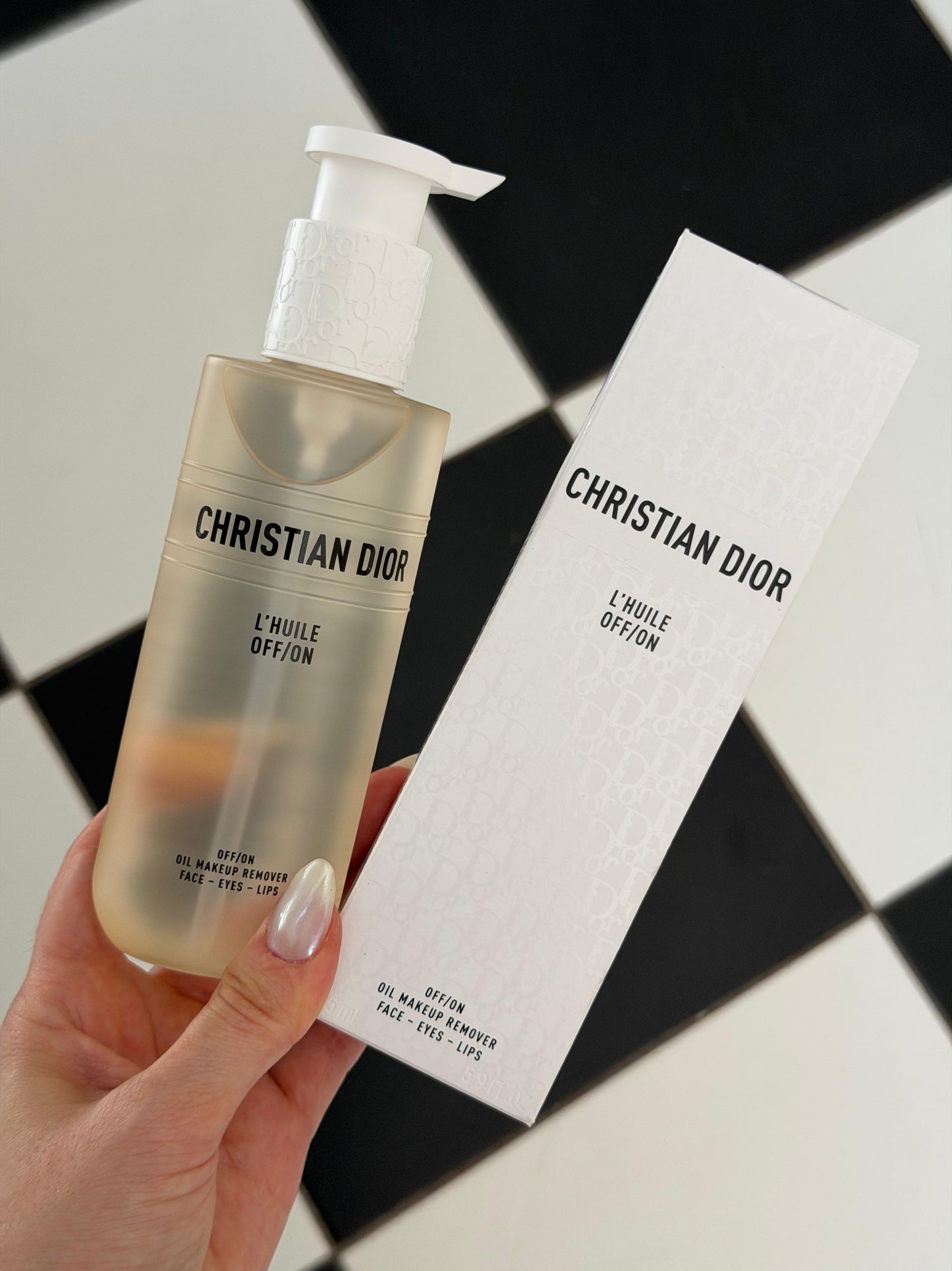 DIOR L’Huile Off-On Oil Makeup Remover
Face, Eyes And Lips
