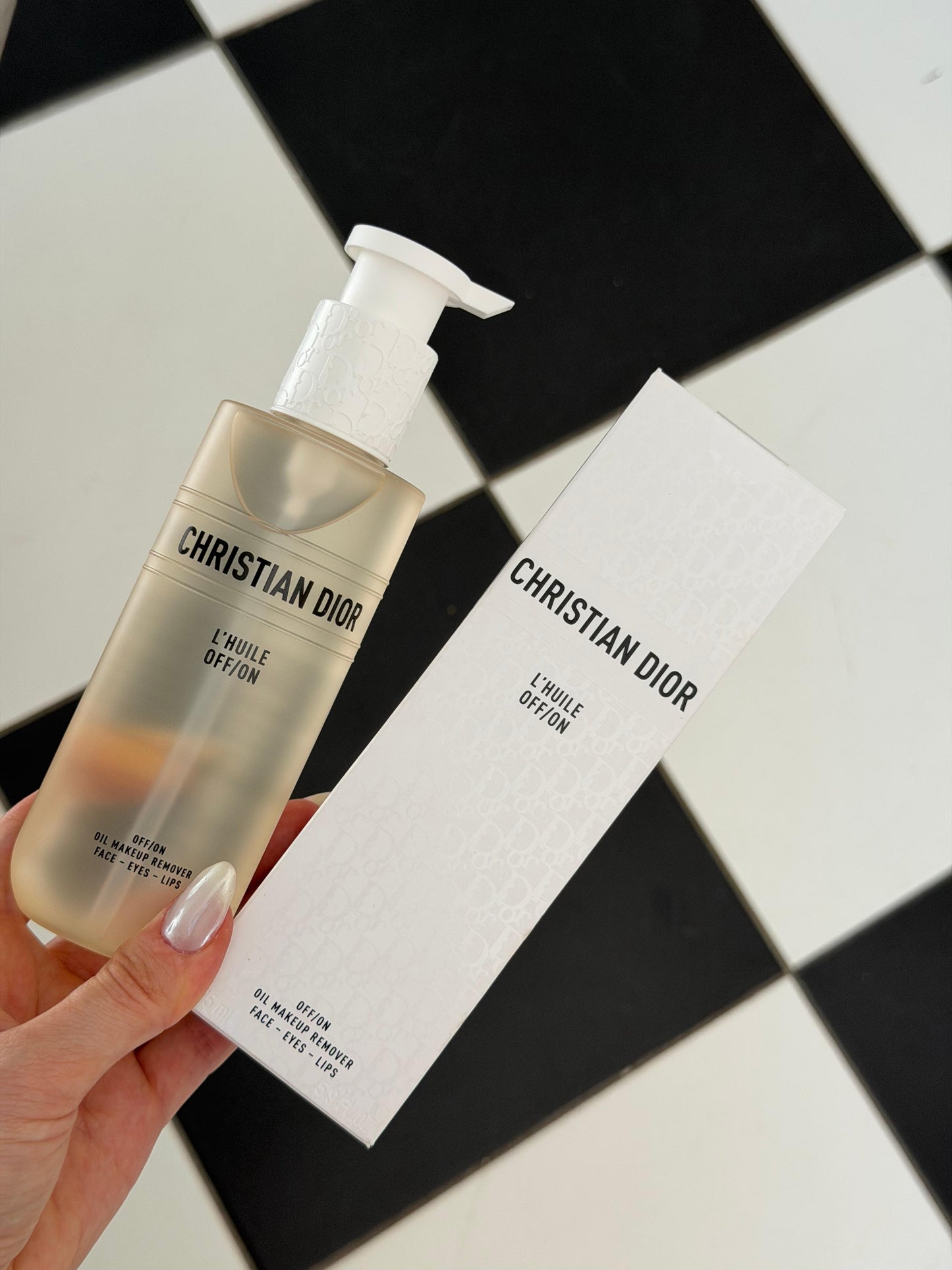 DIOR L’Huile Off-On Oil Makeup Remover
Face, Eyes And Lips
