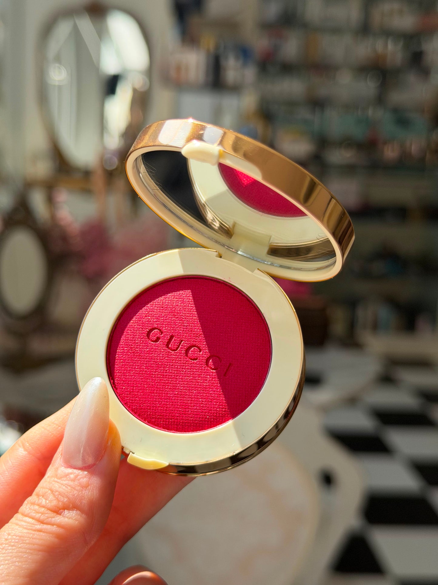 GUCCI Glow Blush (06)
Radiant Silky Luminous Color