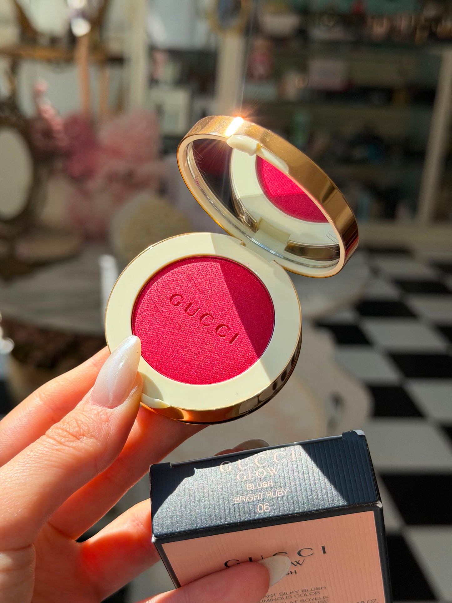 GUCCI Glow Blush (06)
Radiant Silky Luminous Color