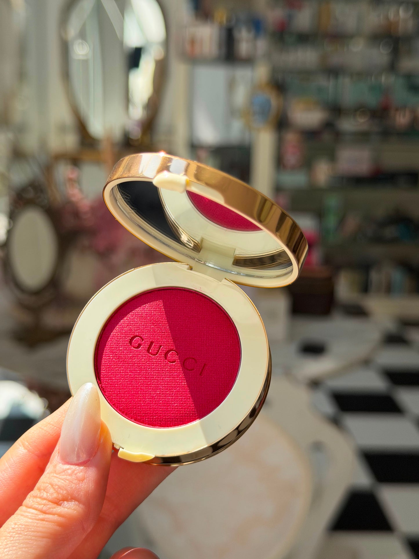 GUCCI Glow Blush (06)
Radiant Silky Luminous Color