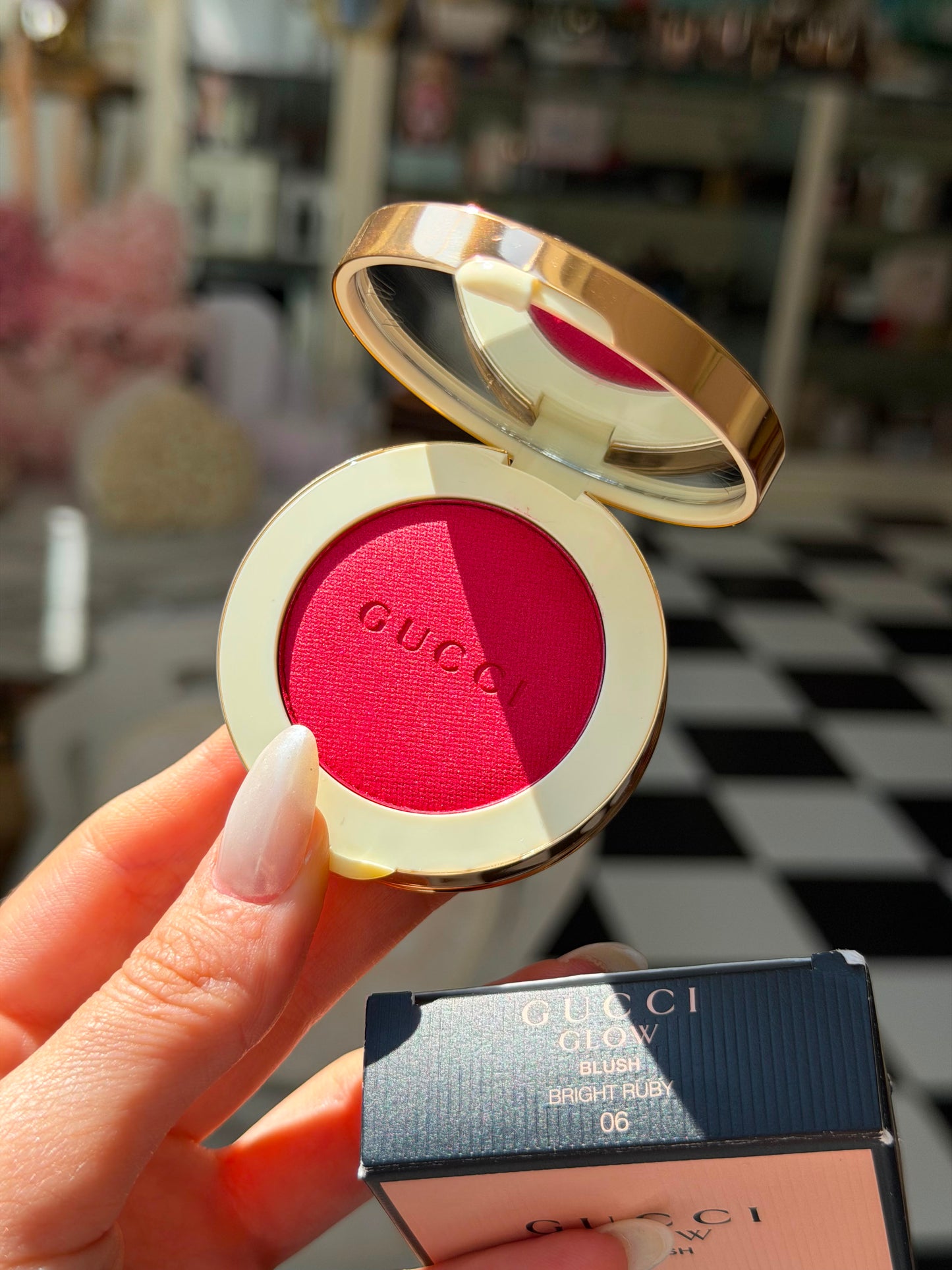 GUCCI Glow Blush (06)
Radiant Silky Luminous Color