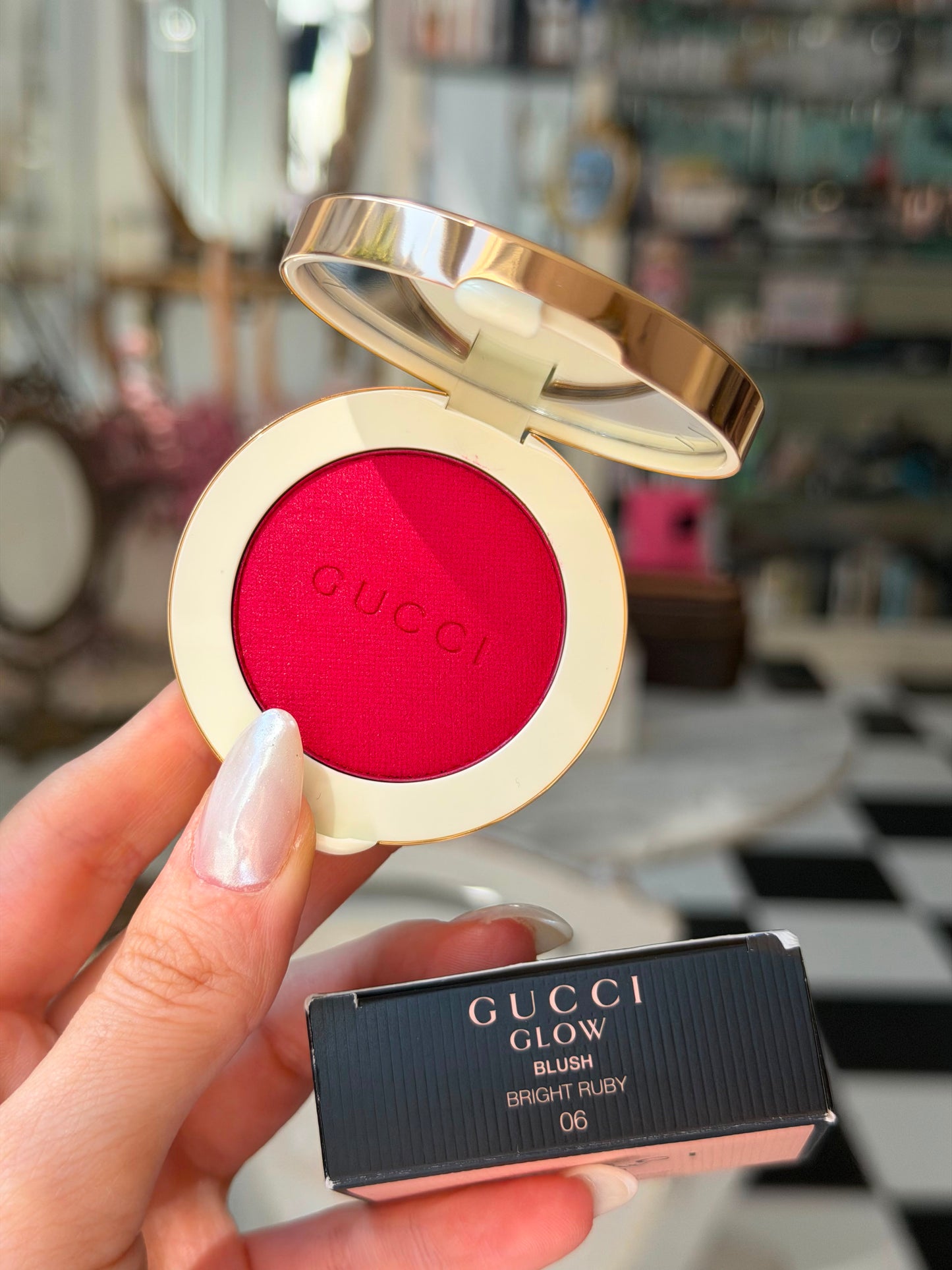 GUCCI Glow Blush (06)
Radiant Silky Luminous Color