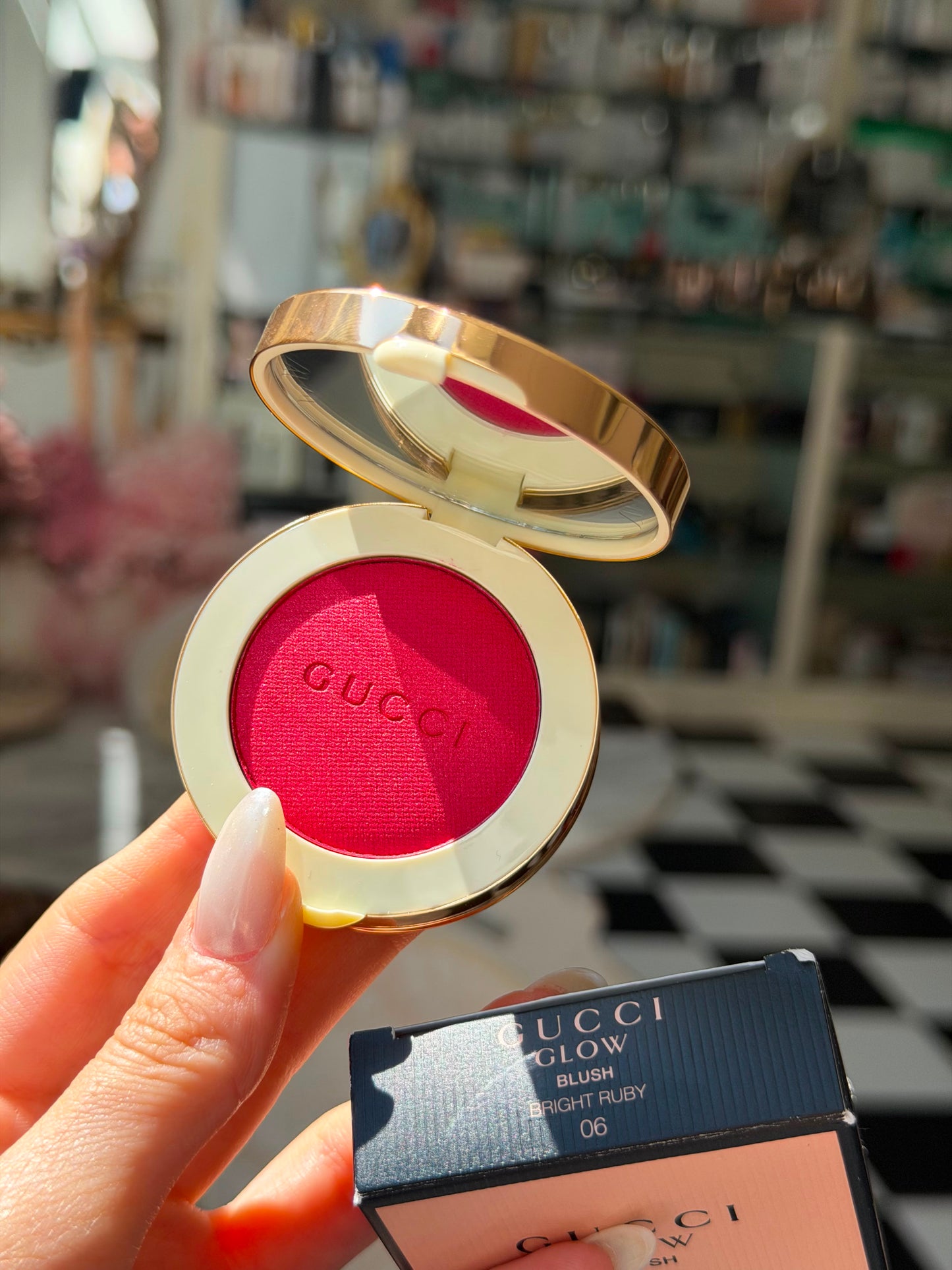GUCCI Glow Blush (06)
Radiant Silky Luminous Color