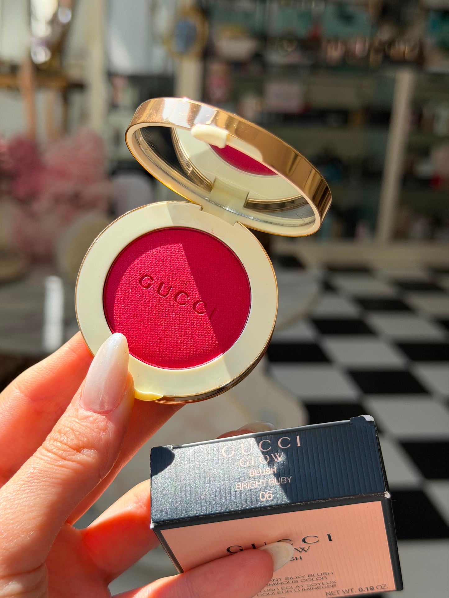 GUCCI Glow Blush (06)
Radiant Silky Luminous Color