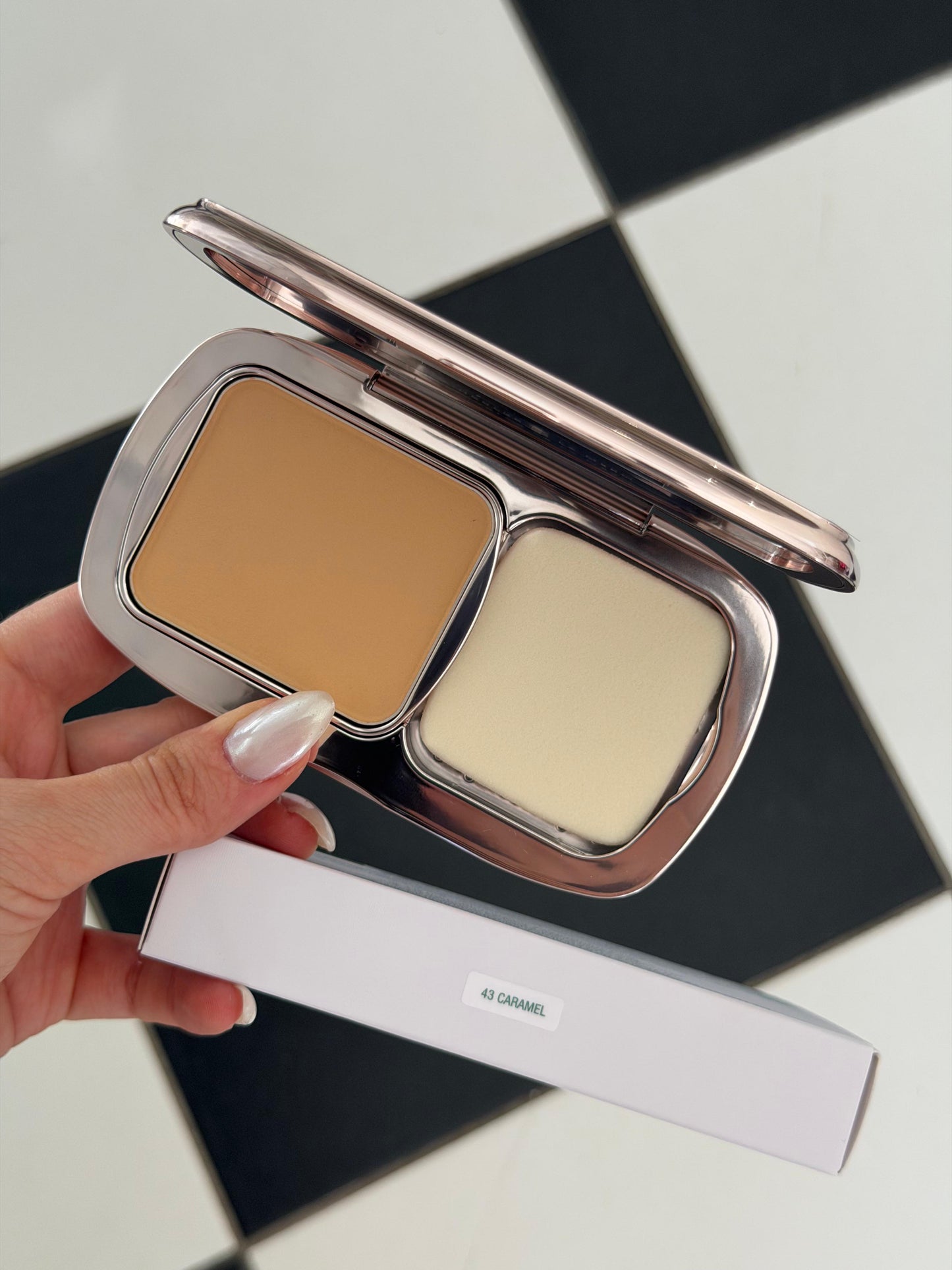 LA MER The Soft Moisture Powder Foundation SPF30 (43 Caramel)