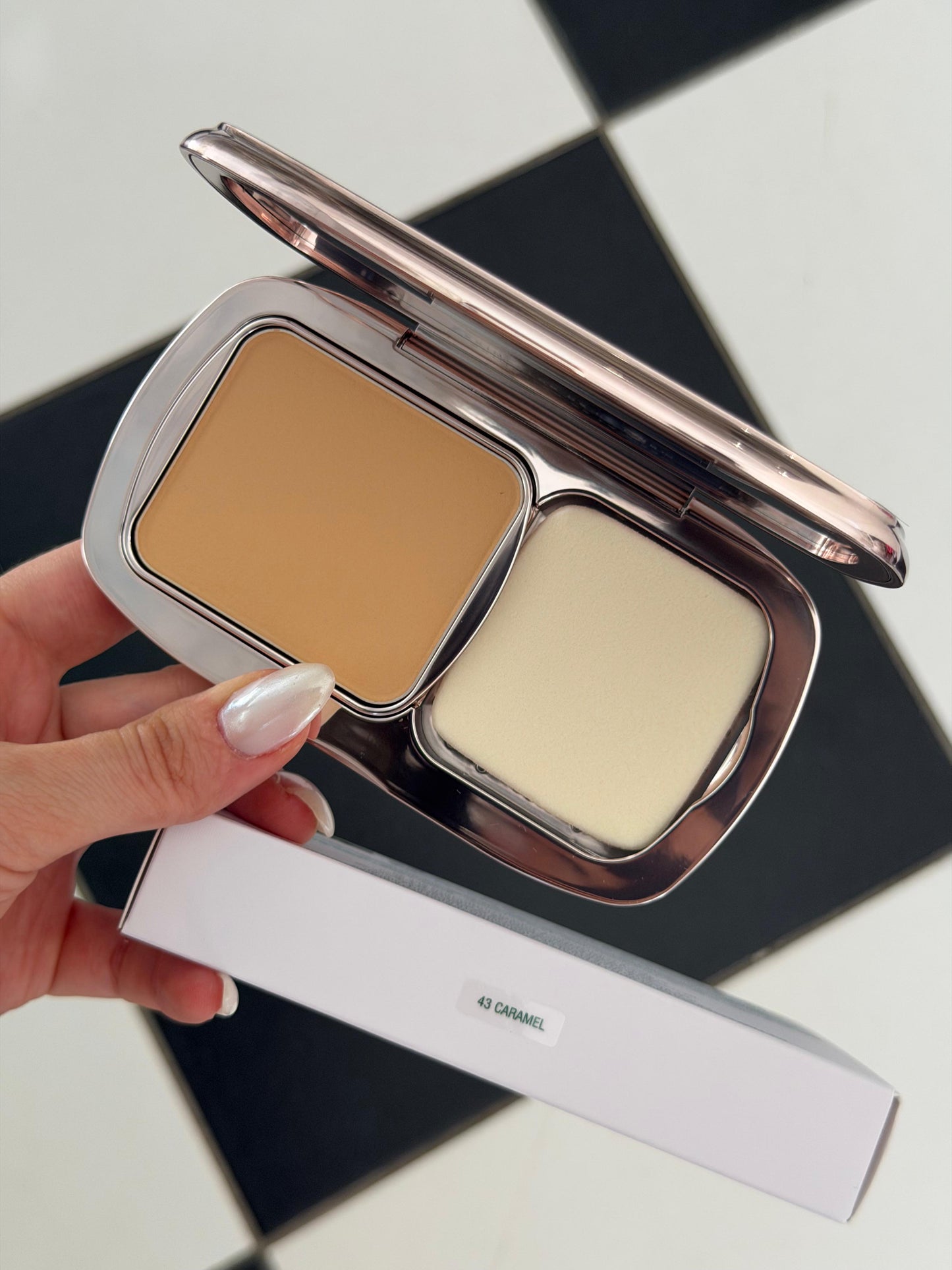 LA MER The Soft Moisture Powder Foundation SPF30 (43 Caramel)