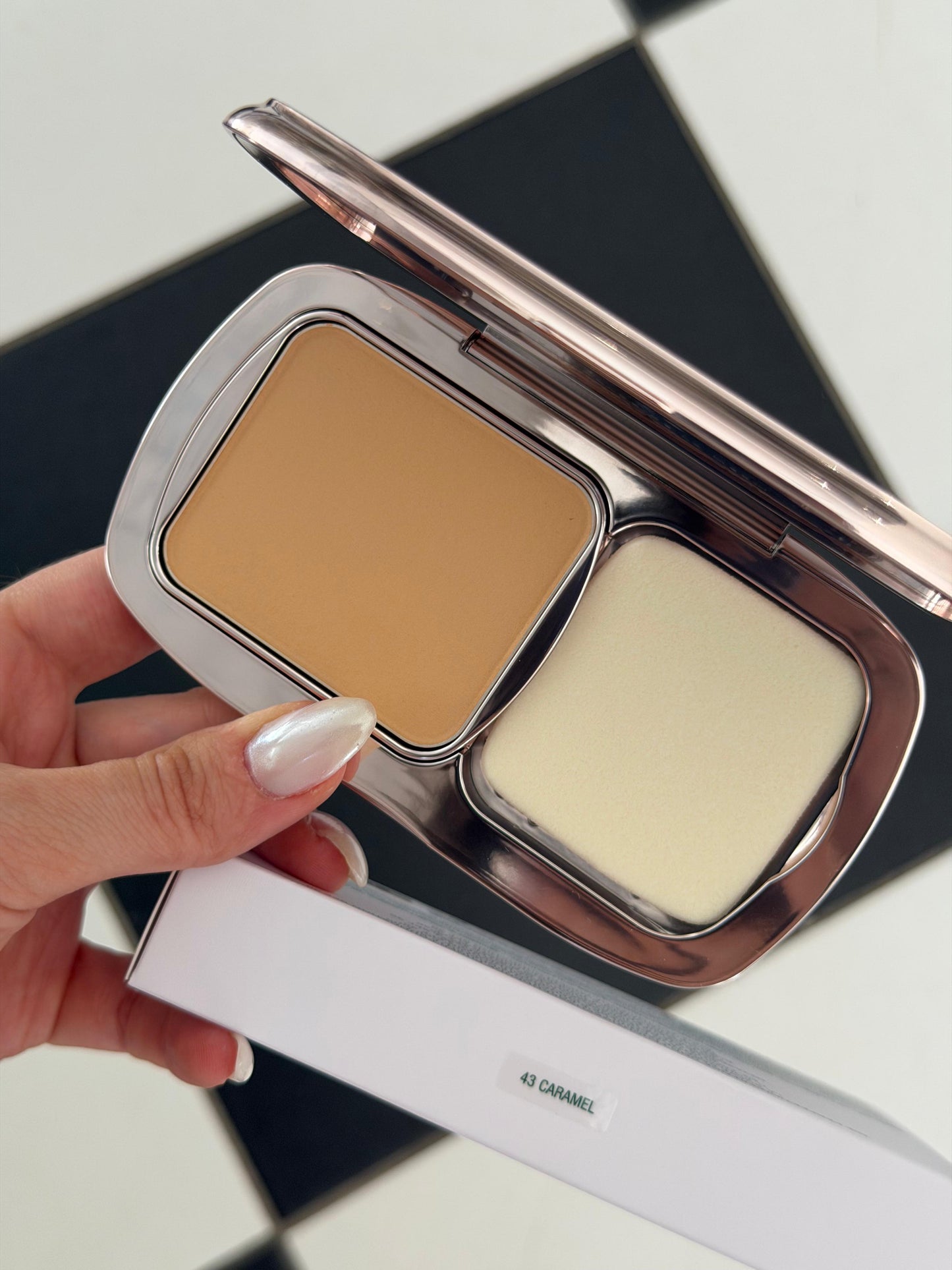 LA MER The Soft Moisture Powder Foundation SPF30 (43 Caramel)