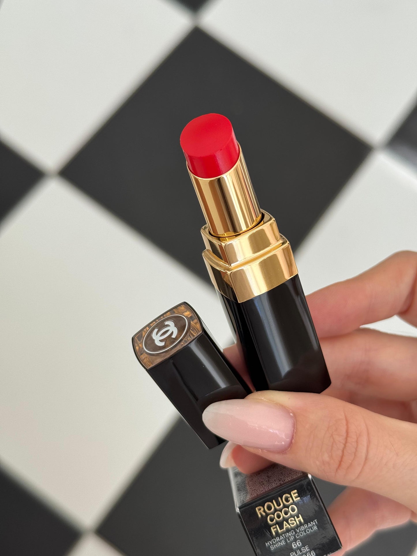CHANEL Rouge Coco Flash (66)
Hydrating Vibrant Shine Lipstick