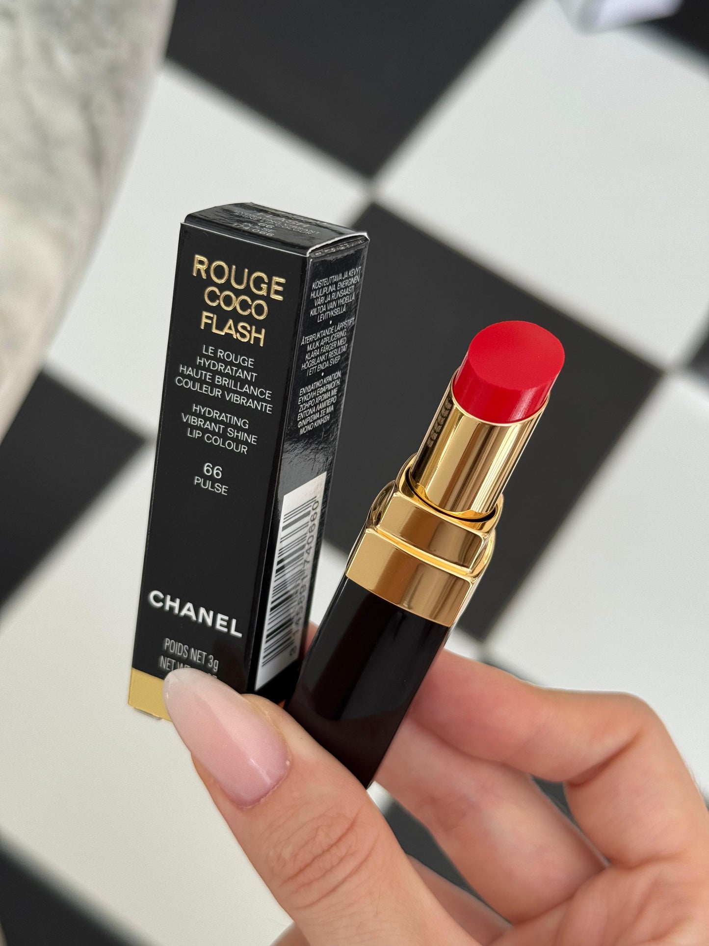 CHANEL Rouge Coco Flash (66)
Hydrating Vibrant Shine Lipstick