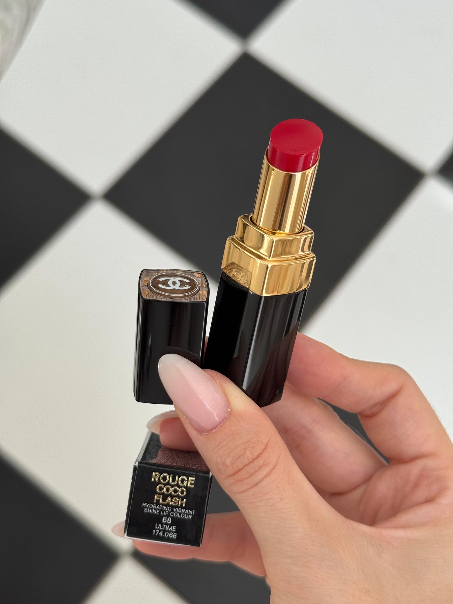 CHANEL Rouge Coco Flash (68)
Hydrating Vibrant Shine Lipstick