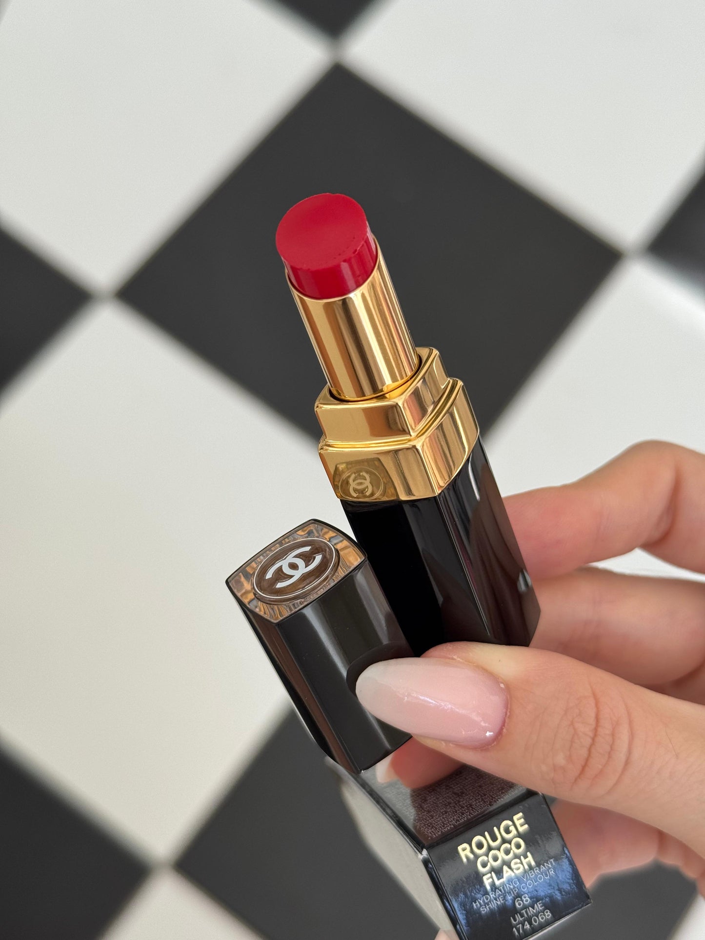 CHANEL Rouge Coco Flash (68)
Hydrating Vibrant Shine Lipstick
