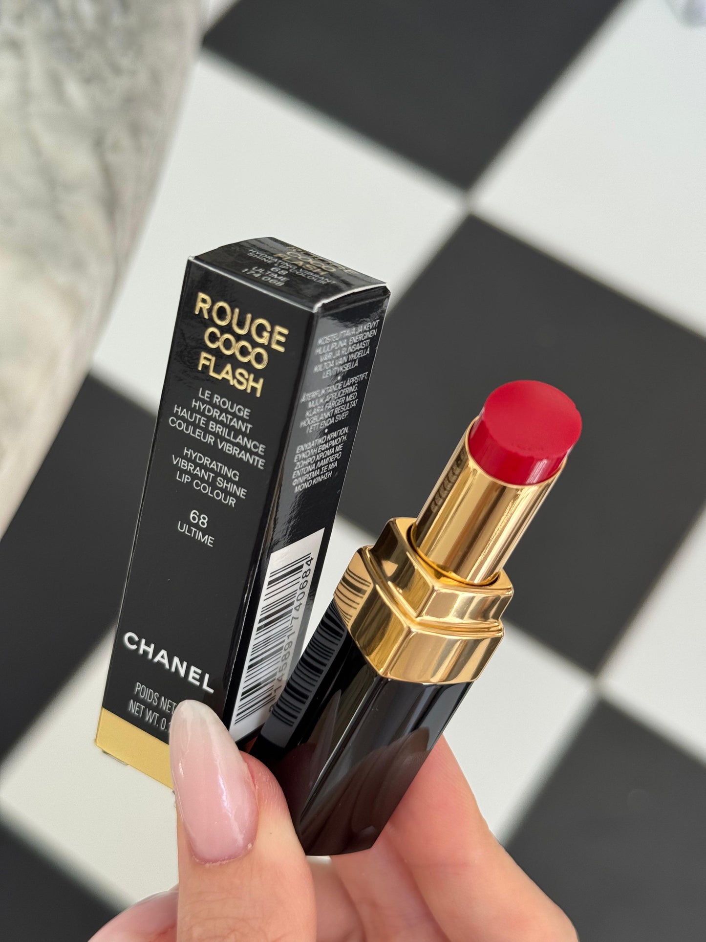 CHANEL Rouge Coco Flash (68)
Hydrating Vibrant Shine Lipstick