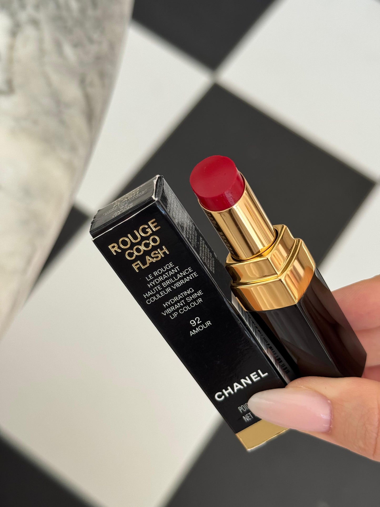 CHANEL Rouge Coco Flash (92)
Hydrating Vibrant Shine Lipstick