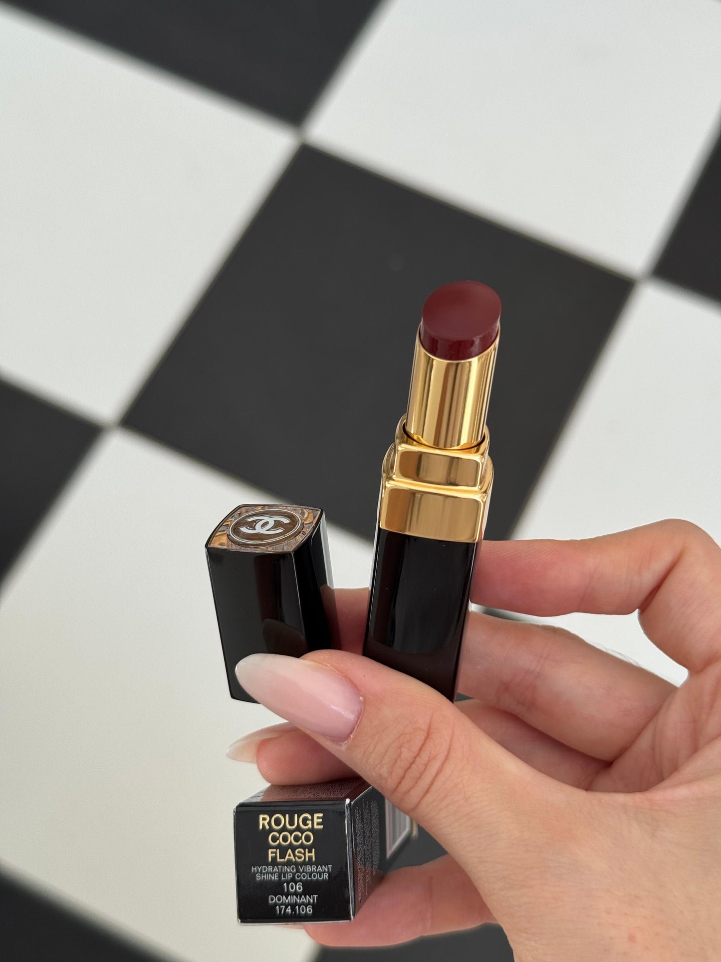 CHANEL Rouge Coco Flash (106)
Hydrating Vibrant Shine Lipstick