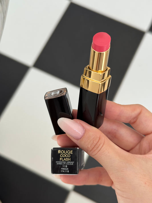 CHANEL Rouge Coco Flash (118)
Hydrating Vibrant Shine Lipstick