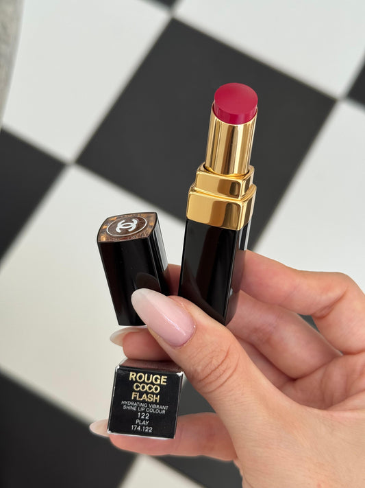 CHANEL Rouge Coco Flash (122)
Hydrating Vibrant Shine Lipstick