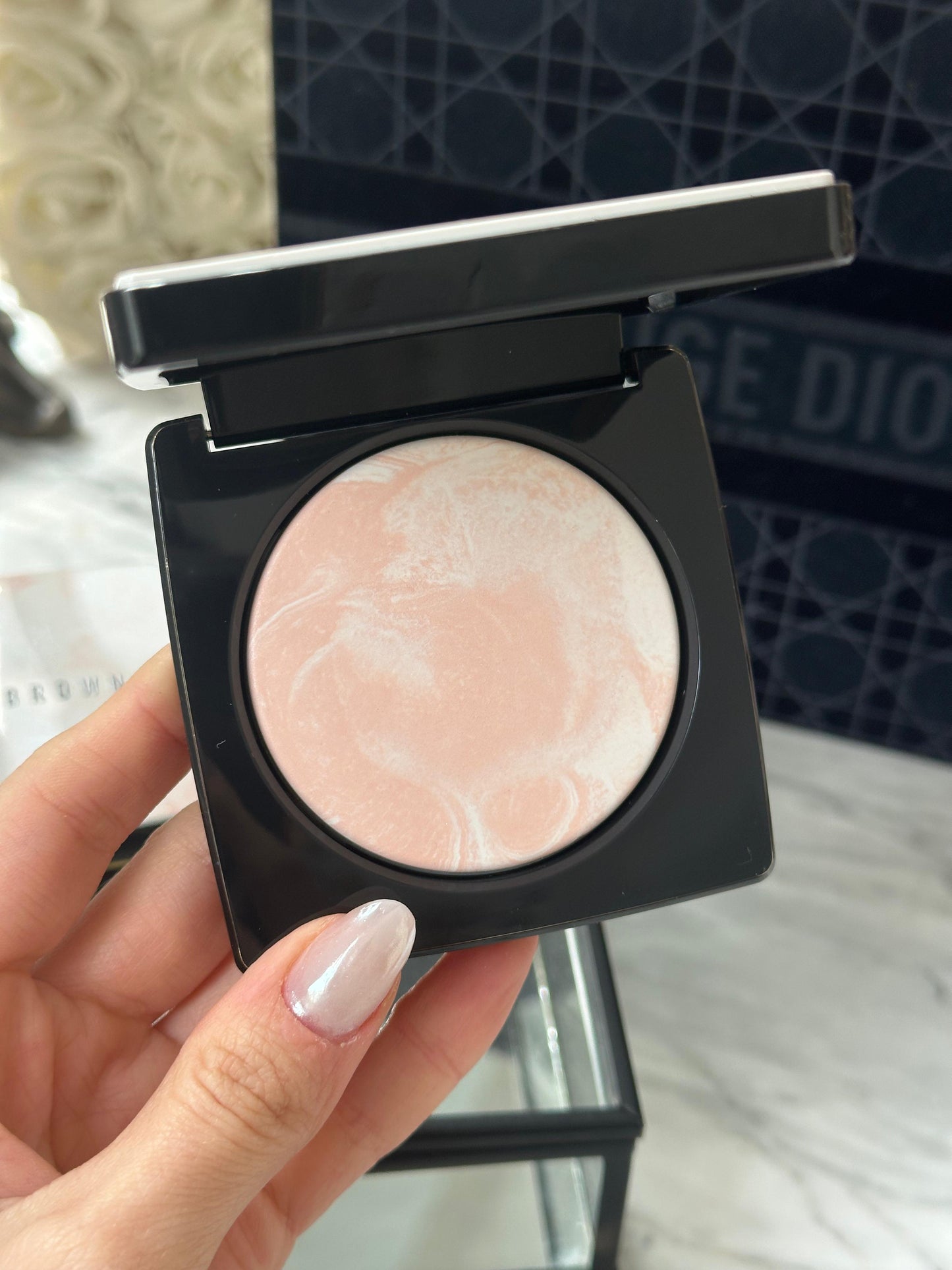 BOBBI BROWN
Sheer Finish Blurring Powder - Pearl Pink