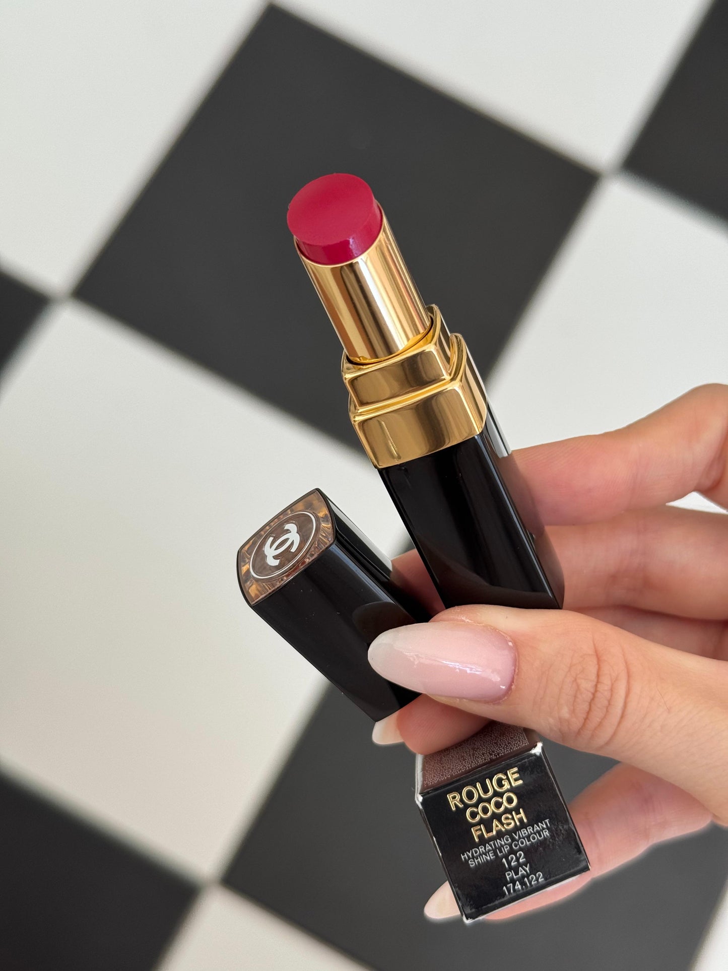 CHANEL Rouge Coco Flash (122)
Hydrating Vibrant Shine Lipstick