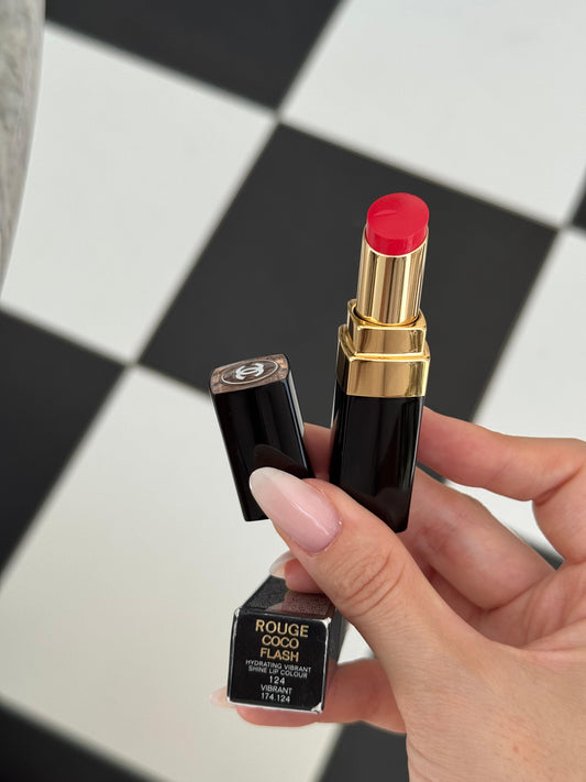 CHANEL Rouge Coco Flash (124)
Hydrating Vibrant Shine Lipstick