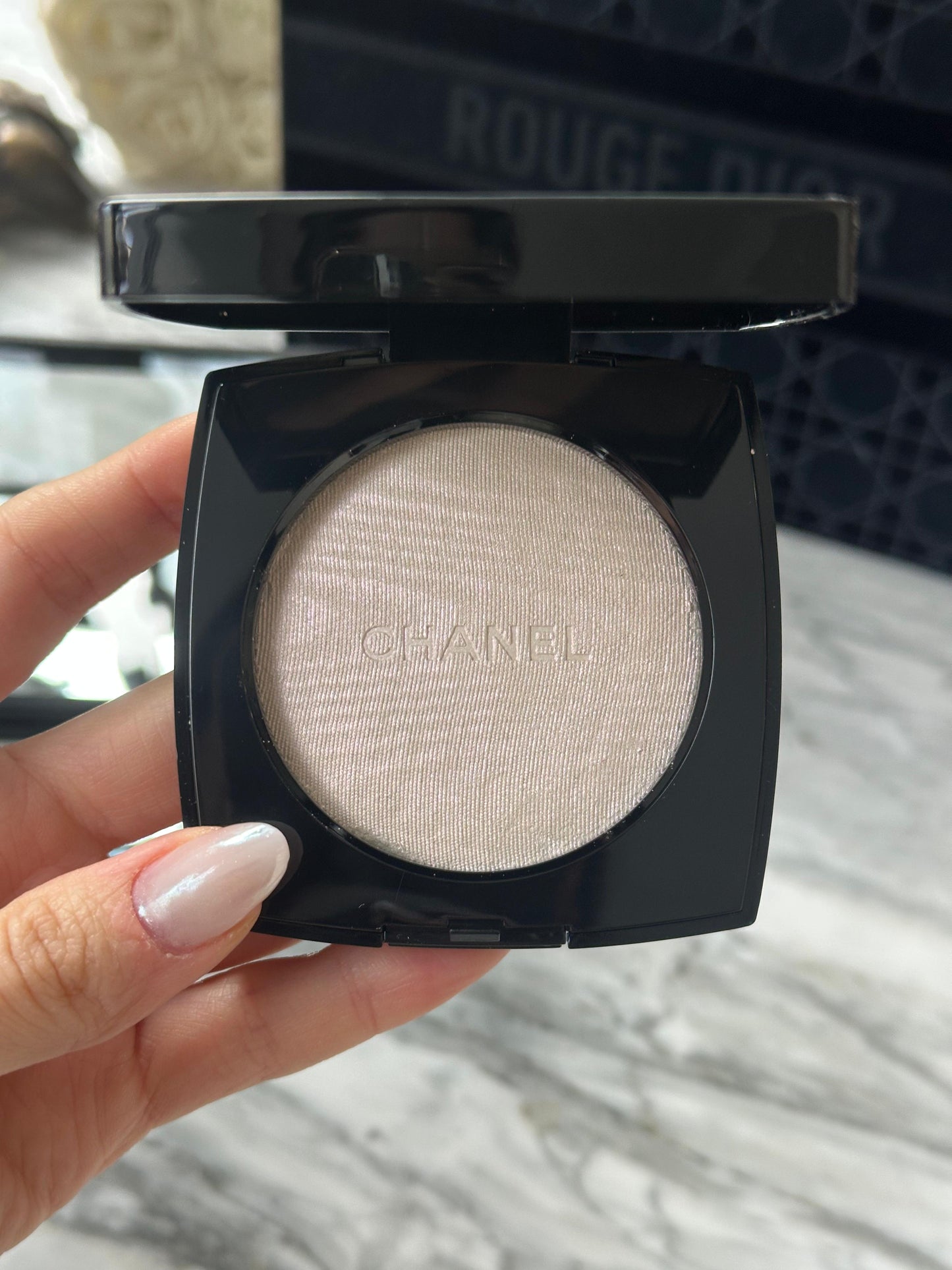 CHANEL Poudre Lumière
Highlighting Powder (40)