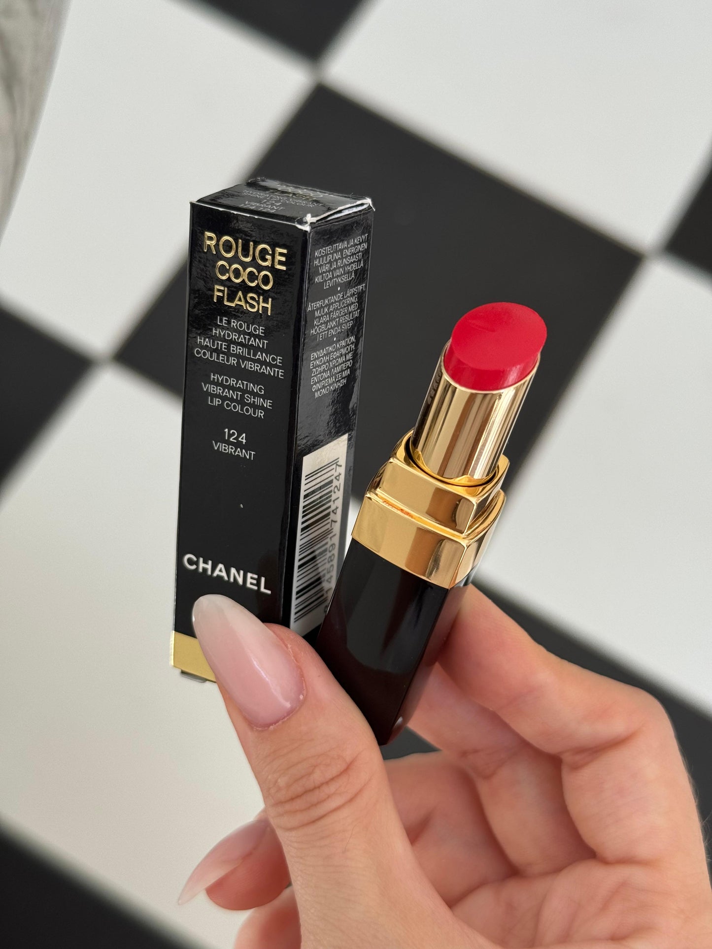 CHANEL Rouge Coco Flash (124)
Hydrating Vibrant Shine Lipstick