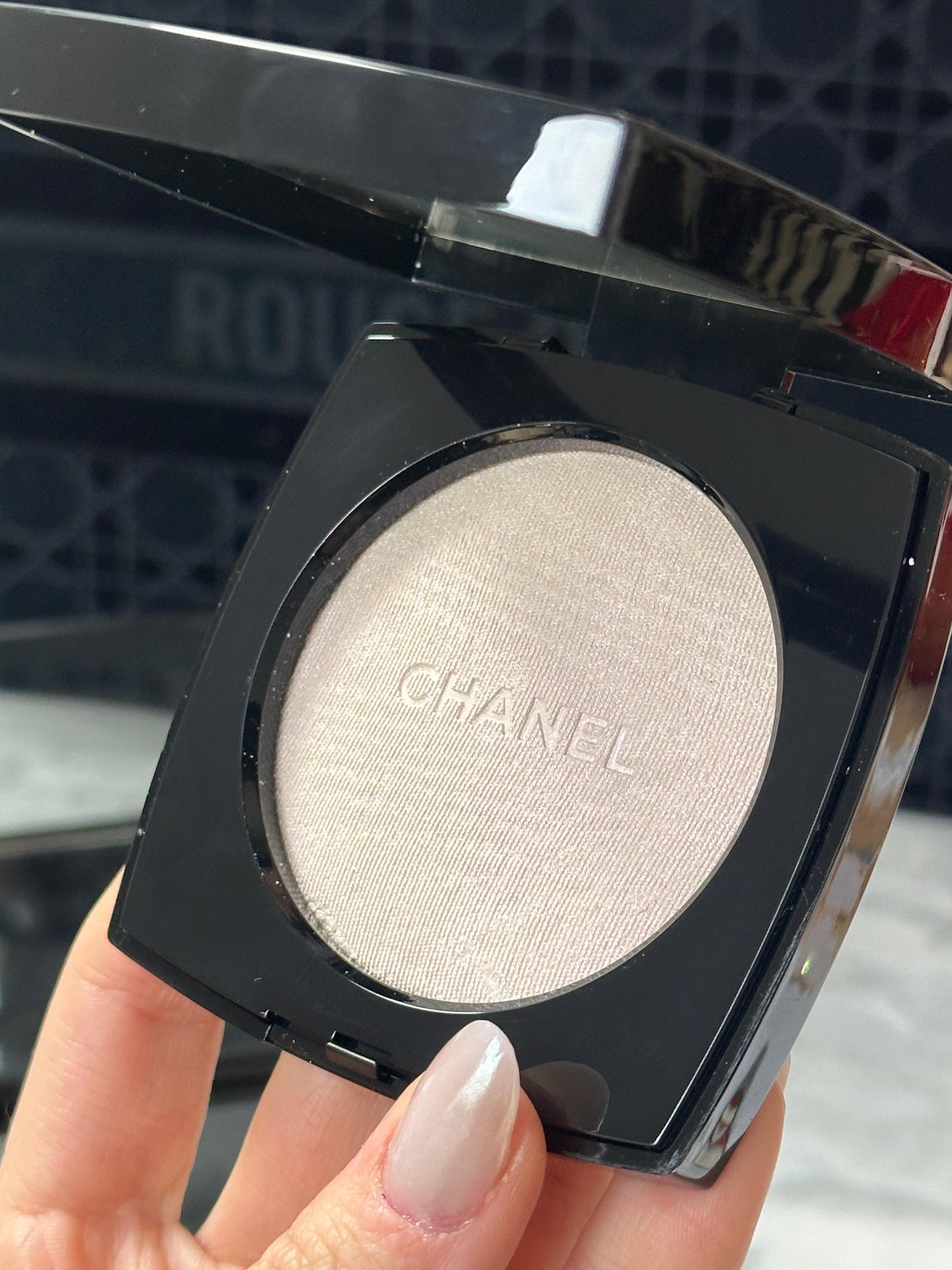 CHANEL Poudre Lumière
Highlighting Powder (40)
